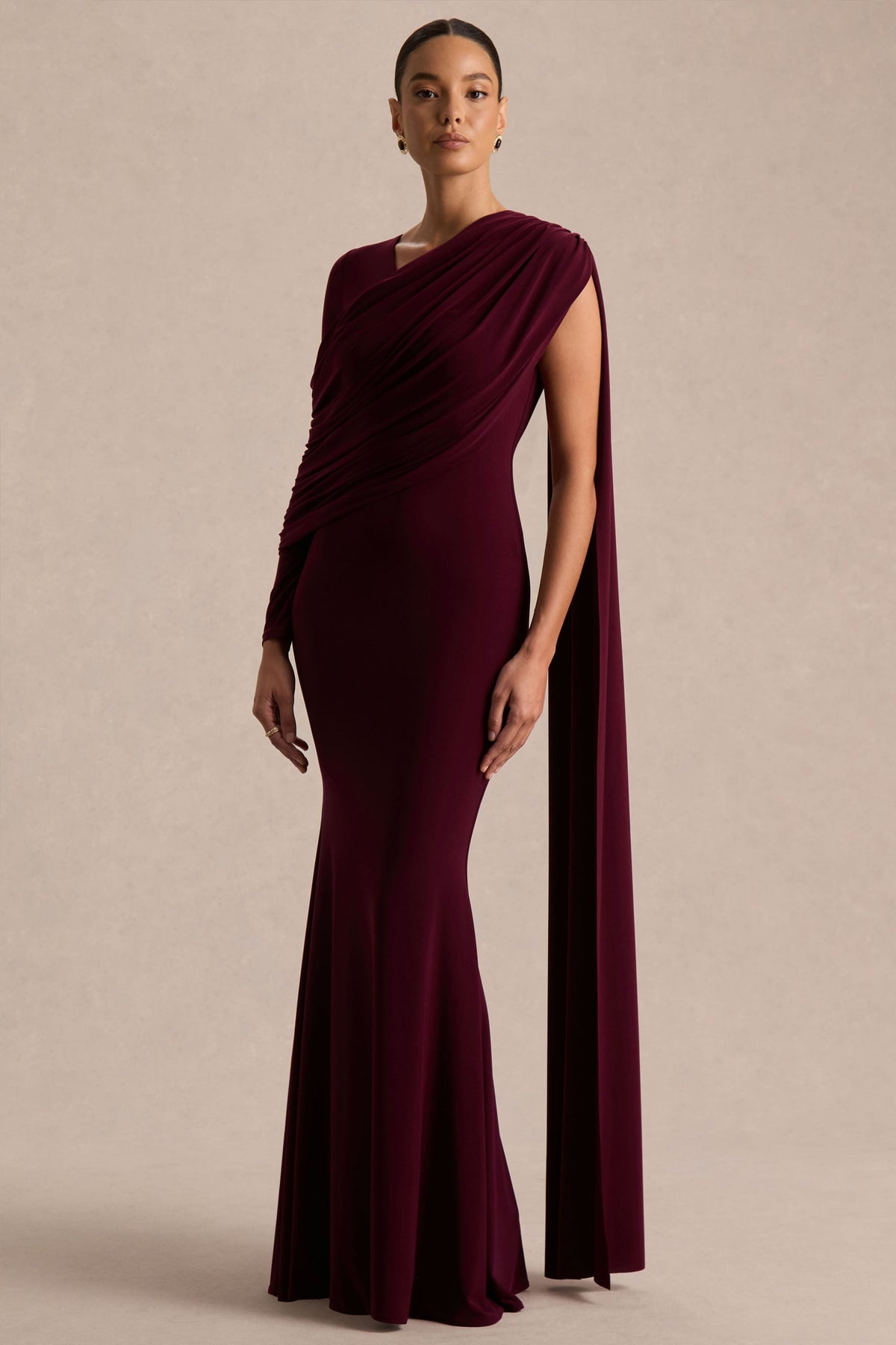 Rubelle | Burgundy långklänning med asymmetrisk halsringning och draperade detaljer