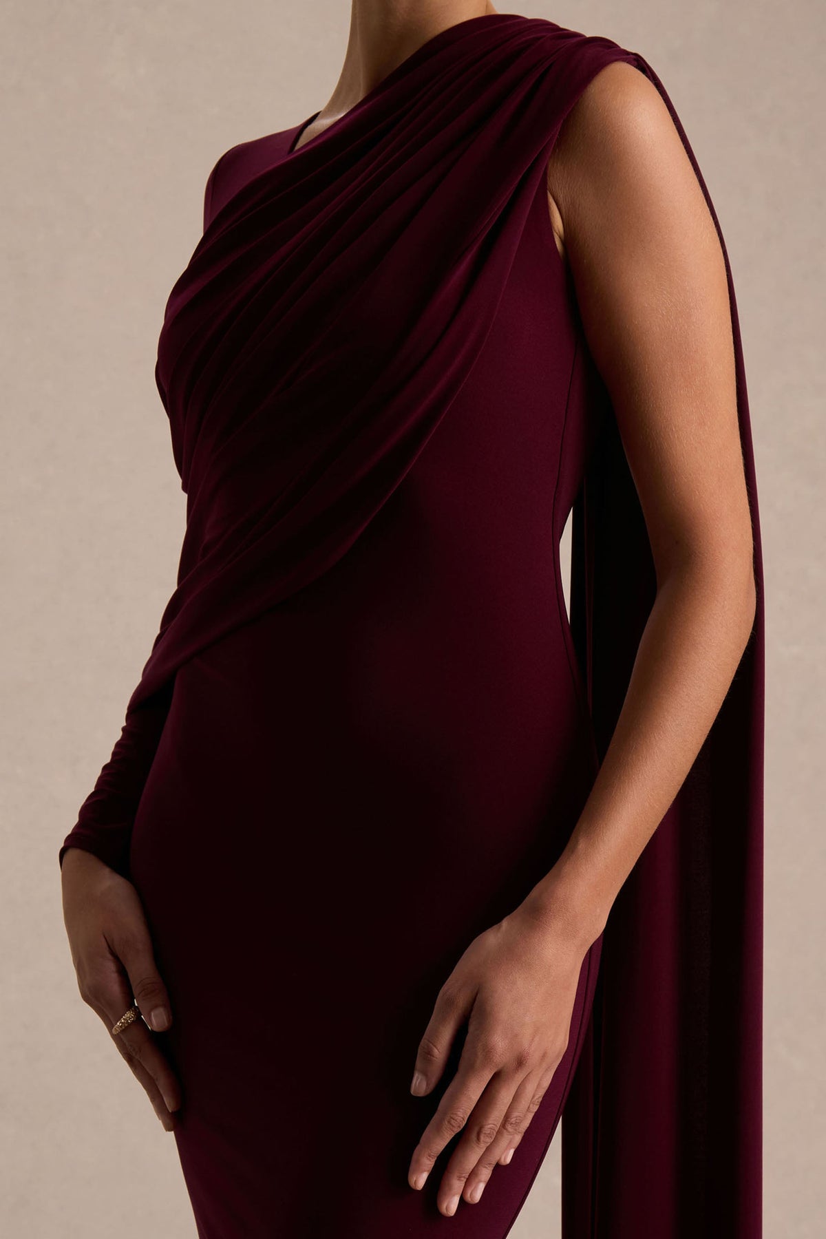 Rubelle | Burgundy långklänning med asymmetrisk halsringning och draperade detaljer