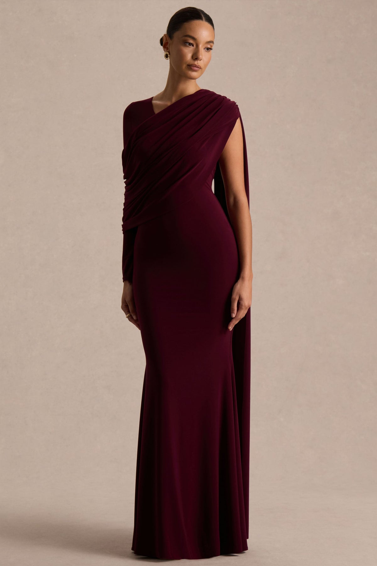 Rubelle | Burgundy långklänning med asymmetrisk halsringning och draperade detaljer