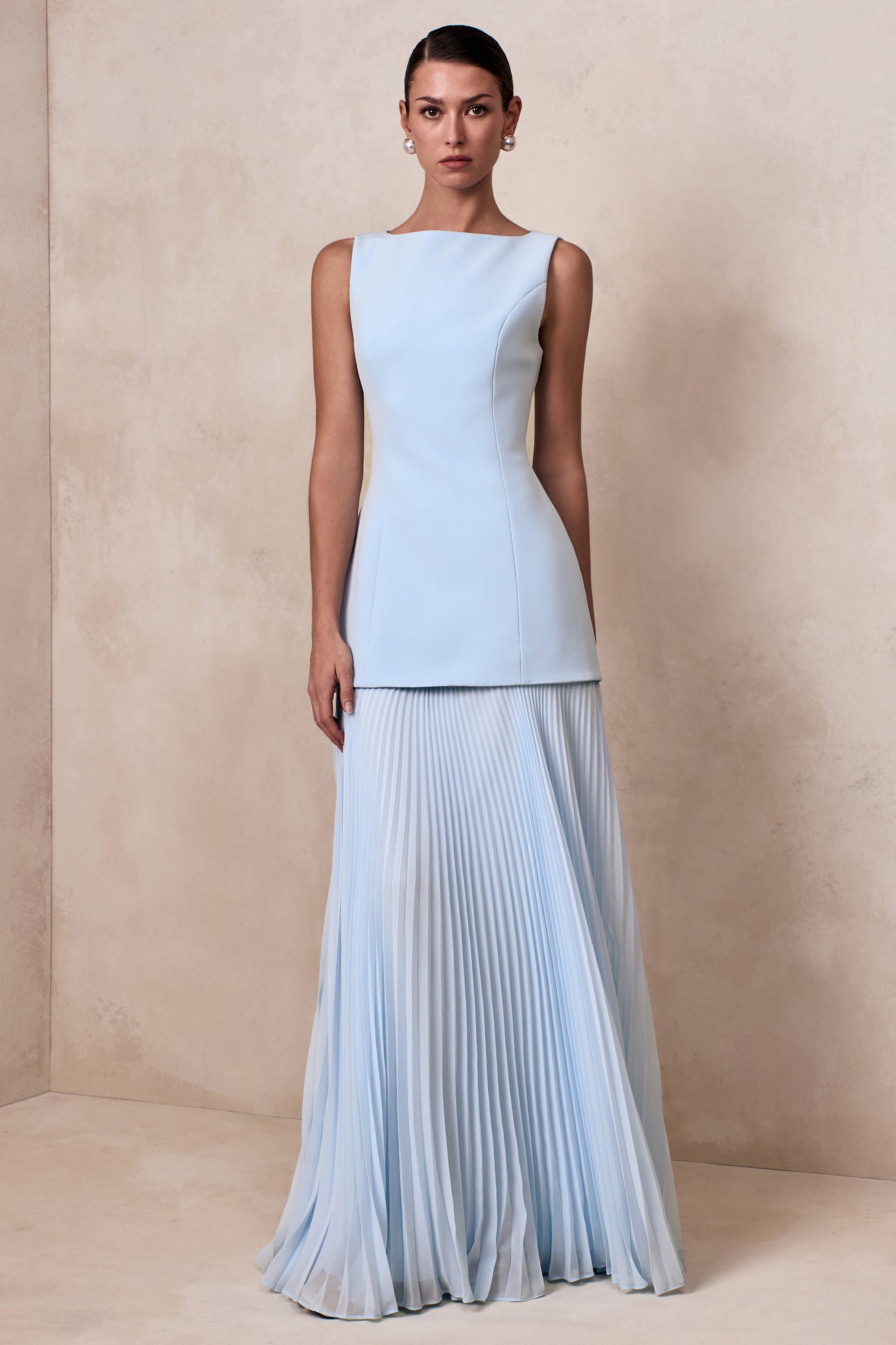 Hadley | Puderblå långklänning med båthalsringning och plisserad kjol