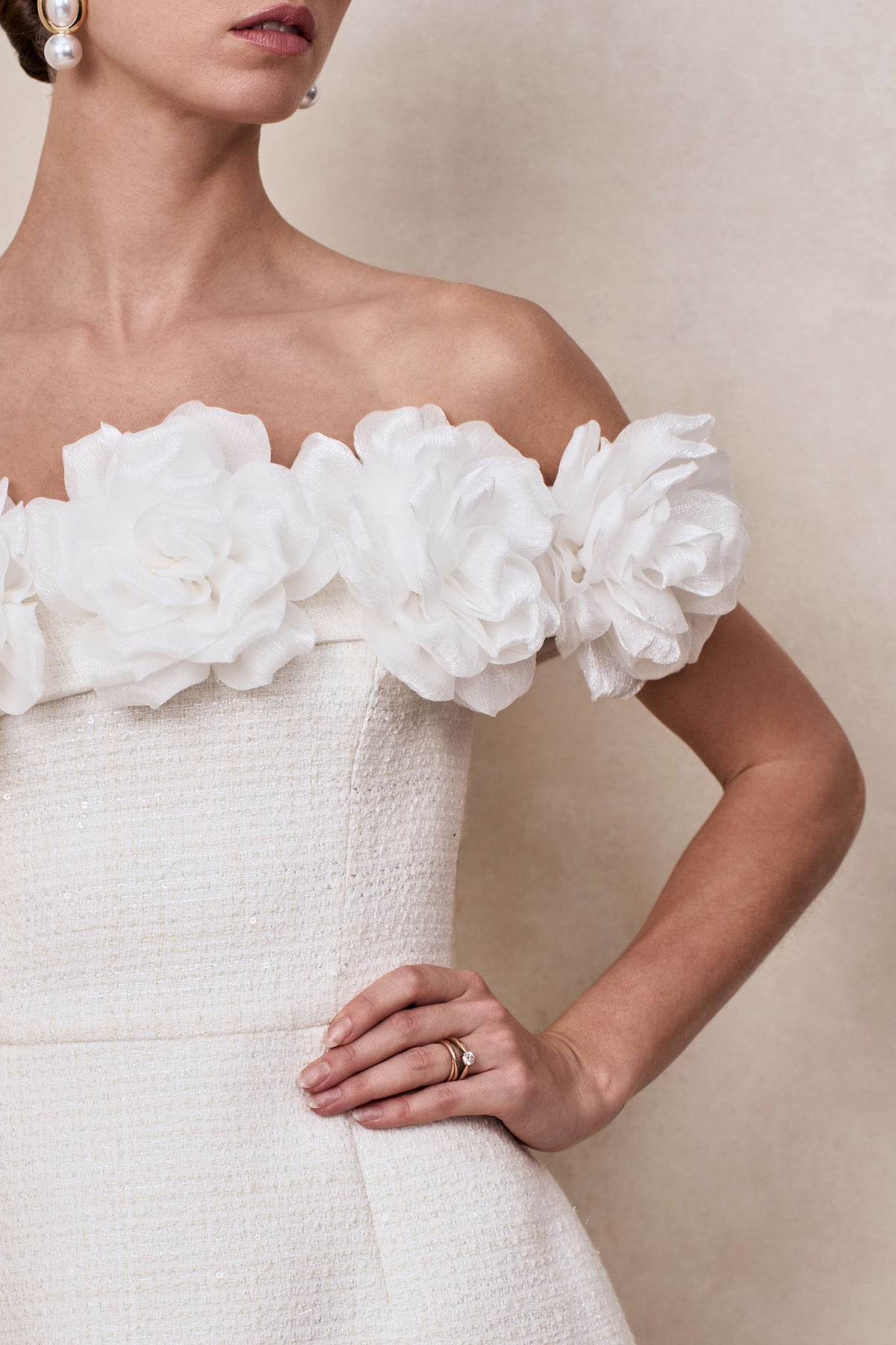 Florinda | Vit miniklänning i bouclé med blomsterprydd bardothalsringning