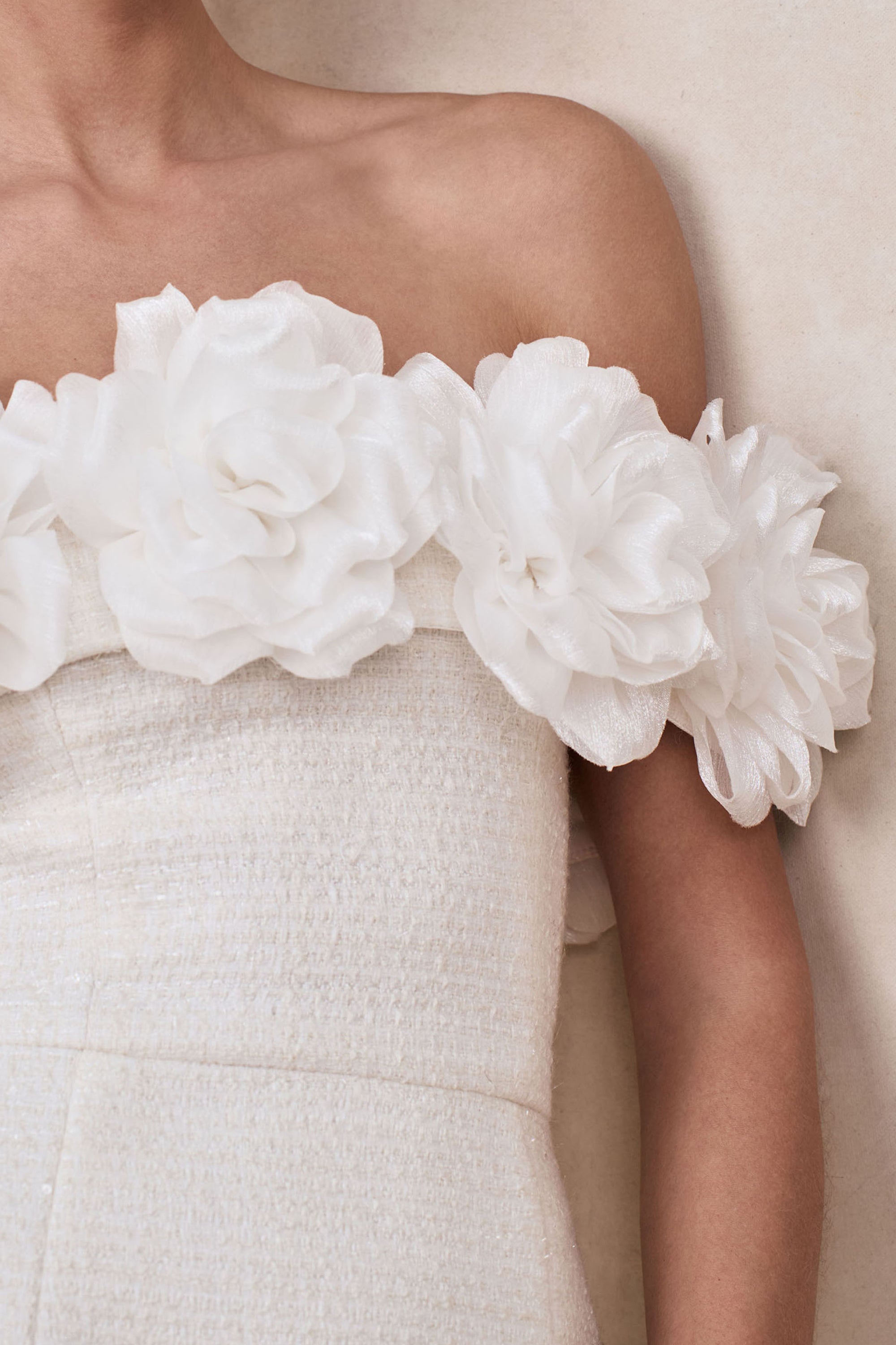 Florinda | Vit miniklänning i bouclé med blomsterprydd bardothalsringning