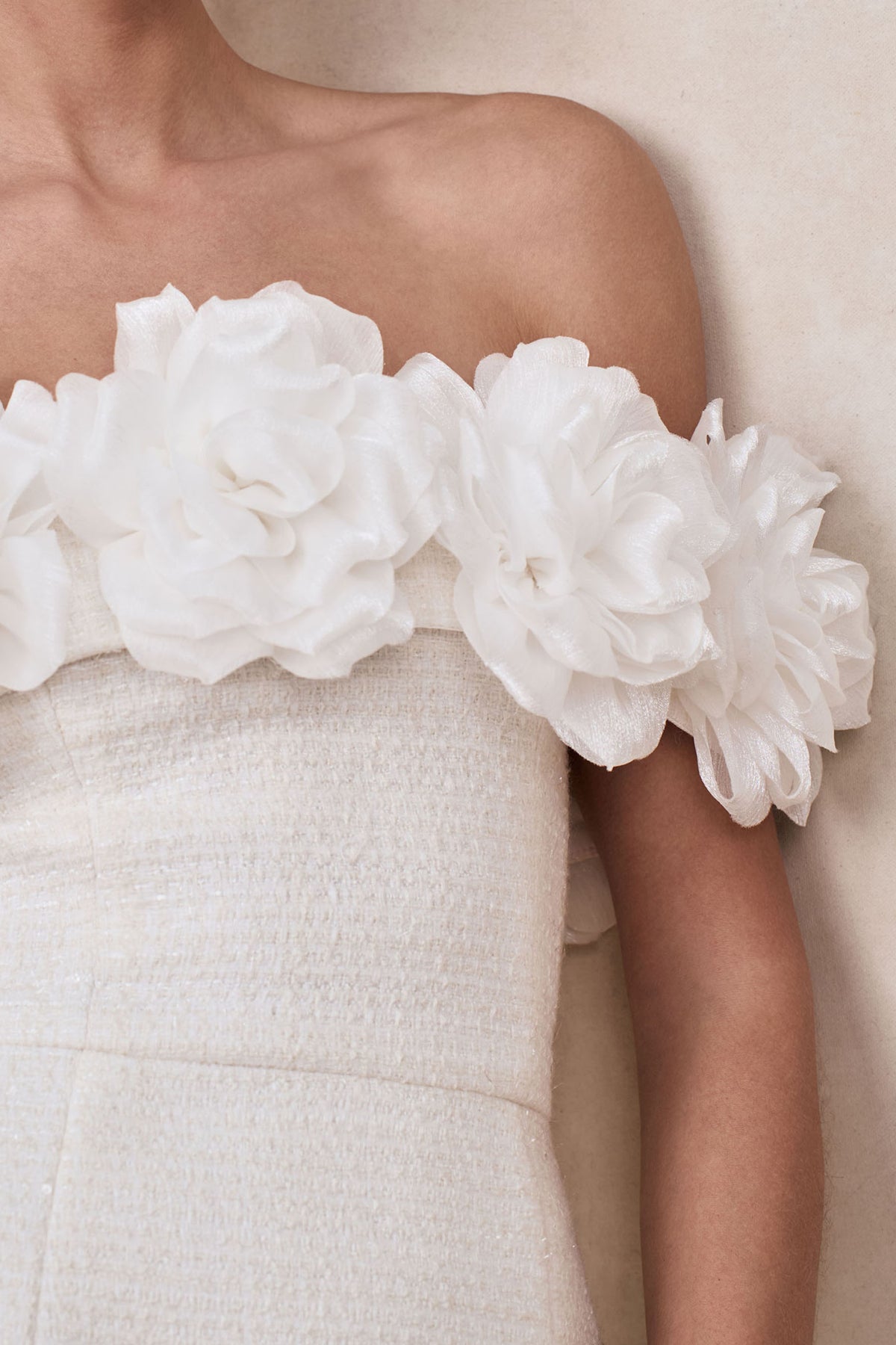 Florinda | Vit miniklänning i bouclé med blomsterprydd bardothalsringning