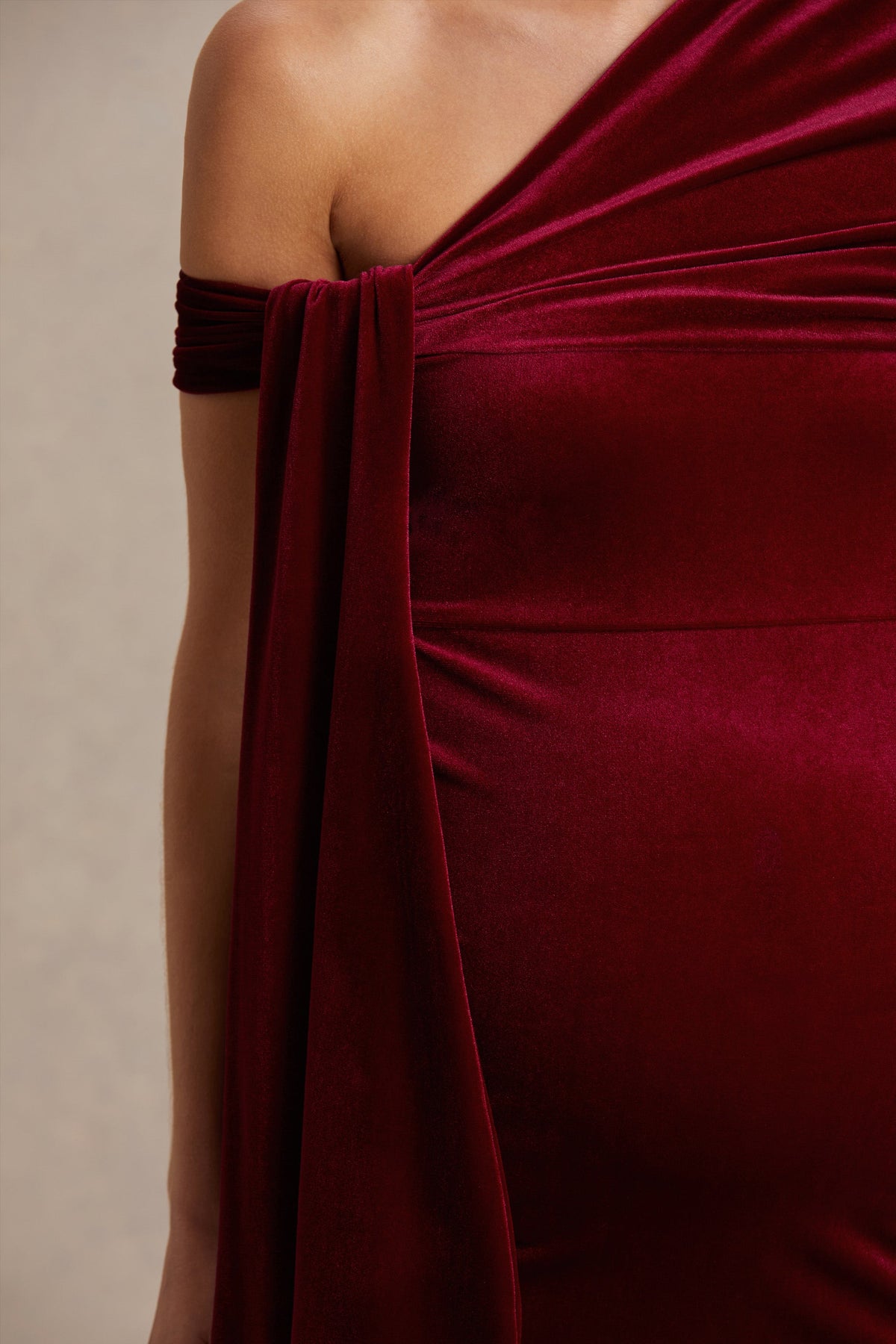 Zena | Burgundy midiklänning i gravidmodell med asymmetrisk halsringning