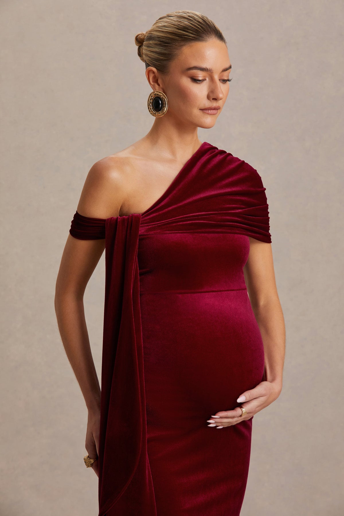 Zena | Burgundy midiklänning i gravidmodell med asymmetrisk halsringning