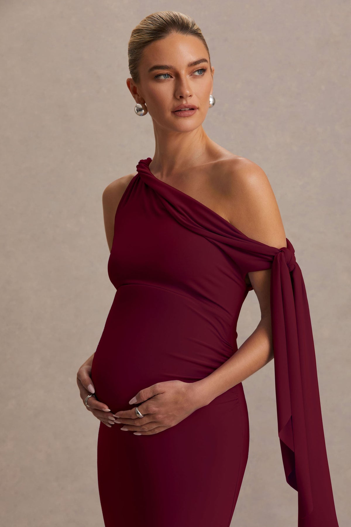 Orielle | Burgundy långklänning i gravidmodell med asymmetrisk halsringning