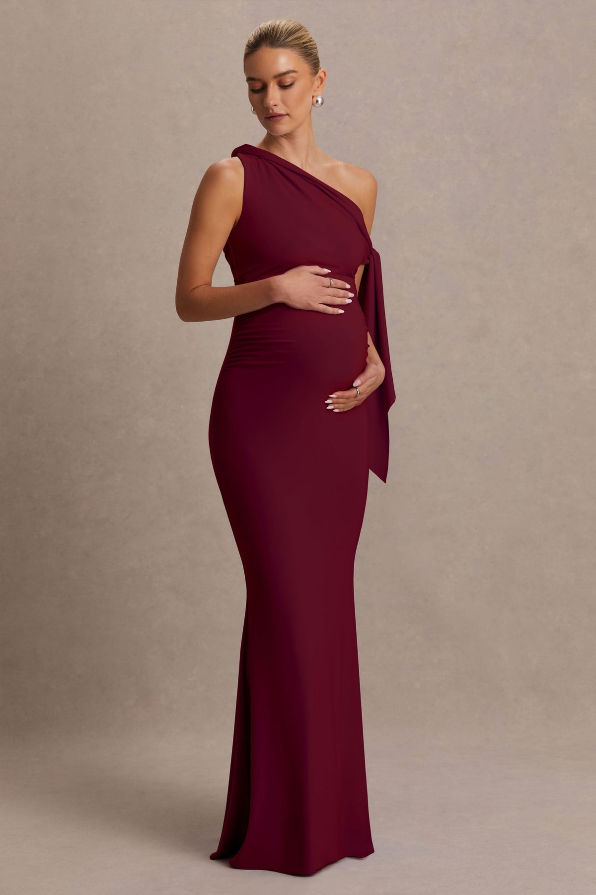 Orielle | Burgundy långklänning i gravidmodell med asymmetrisk halsringning