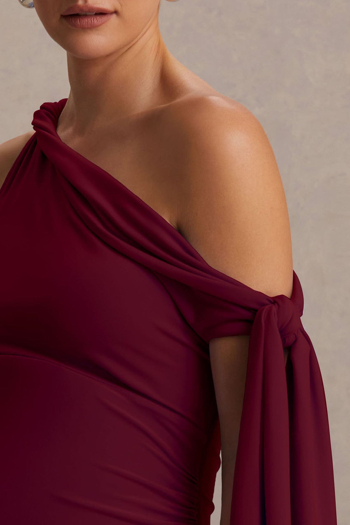 Orielle | Burgundy långklänning i gravidmodell med asymmetrisk halsringning
