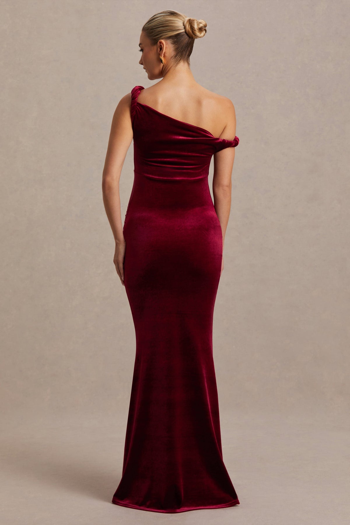 Tallulah | Burgundy långklänning med asymmetrisk halsringning