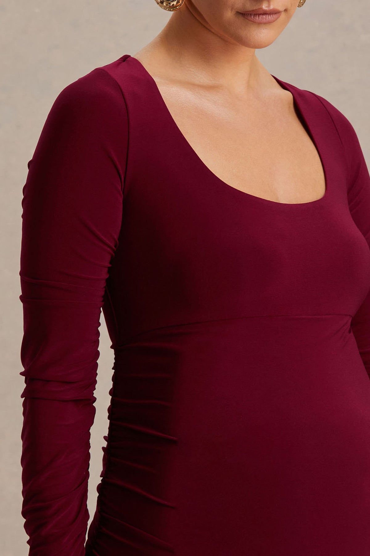 Saffron | Bärfärgad midiklänning i gravidmodell med rynkade detaljer