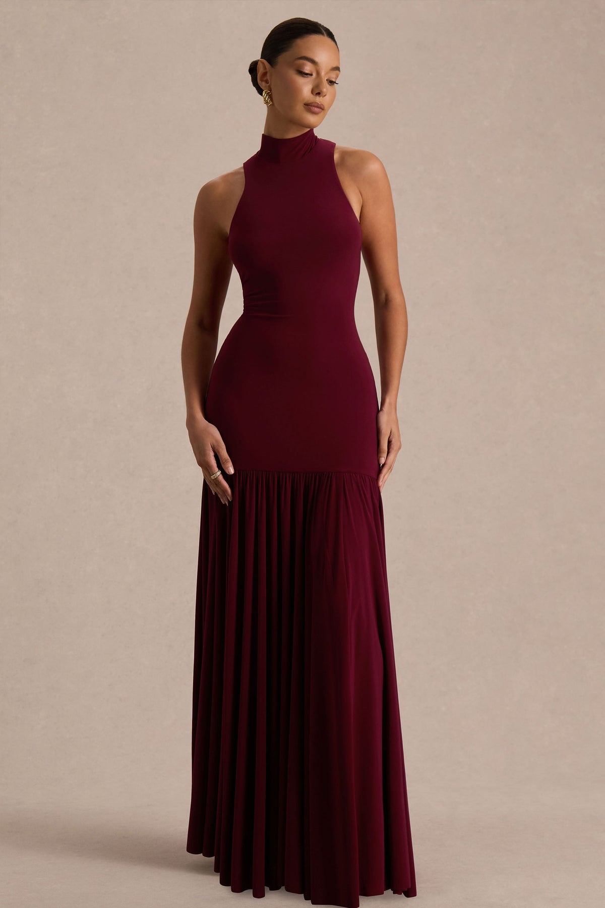 Tasmin | Burgundy långklänning med plisserad kjol