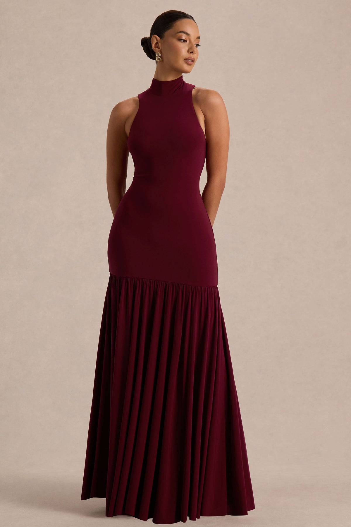 Tasmin | Burgundy långklänning med plisserad kjol