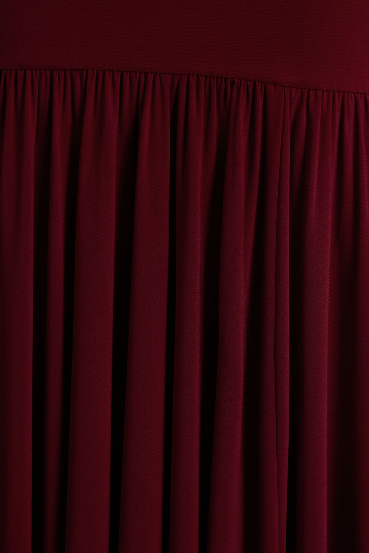 Tasmin | Burgundy långklänning med plisserad kjol