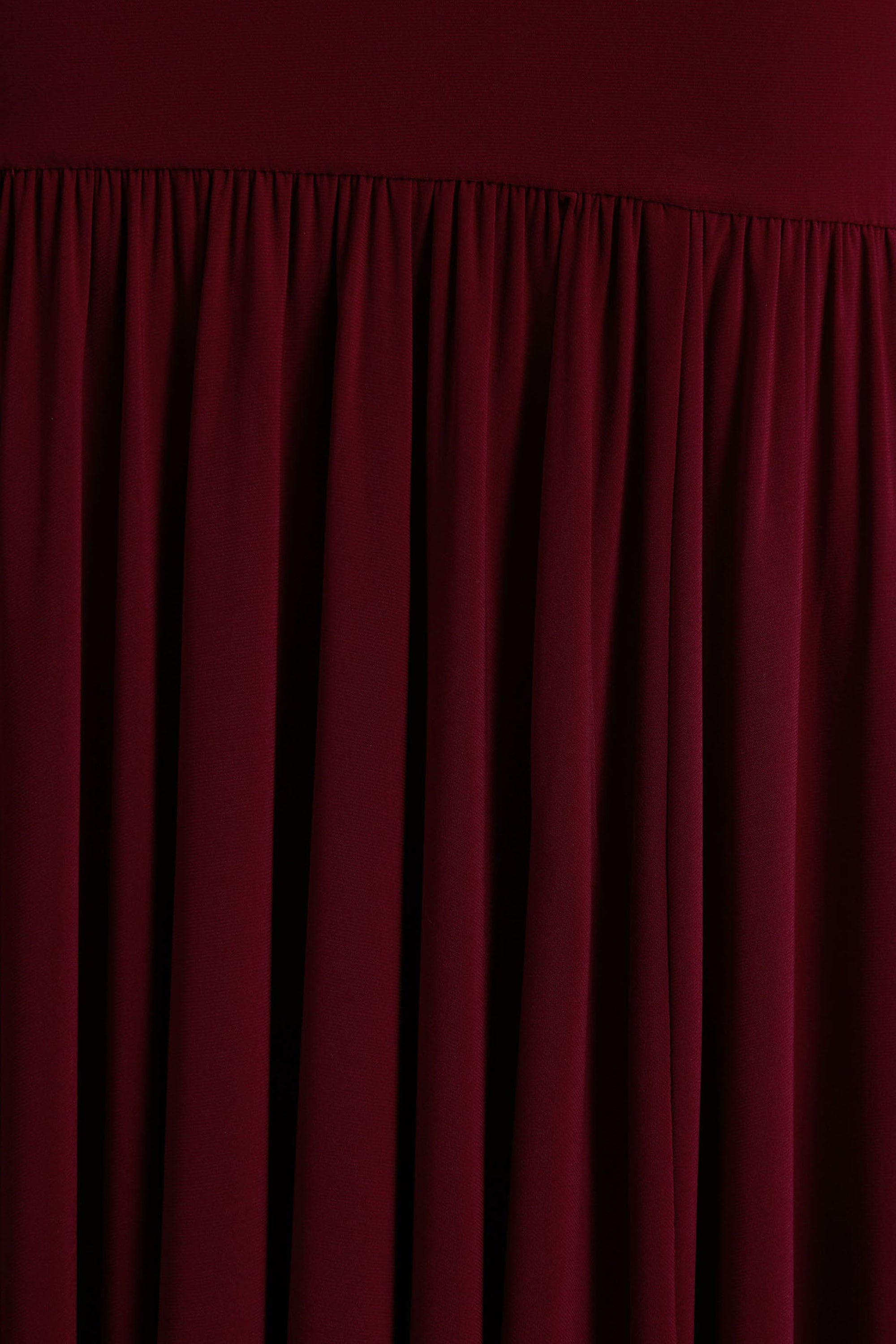 Tasmin | Burgundy långklänning med plisserad kjol