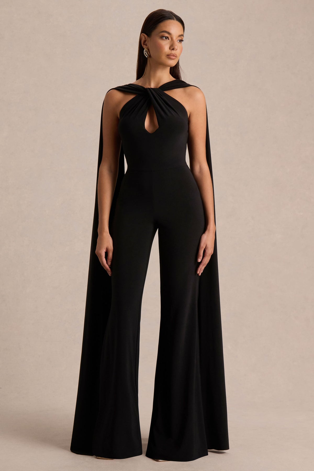 Mindy | Svart byxdress med halterneck och capeärm