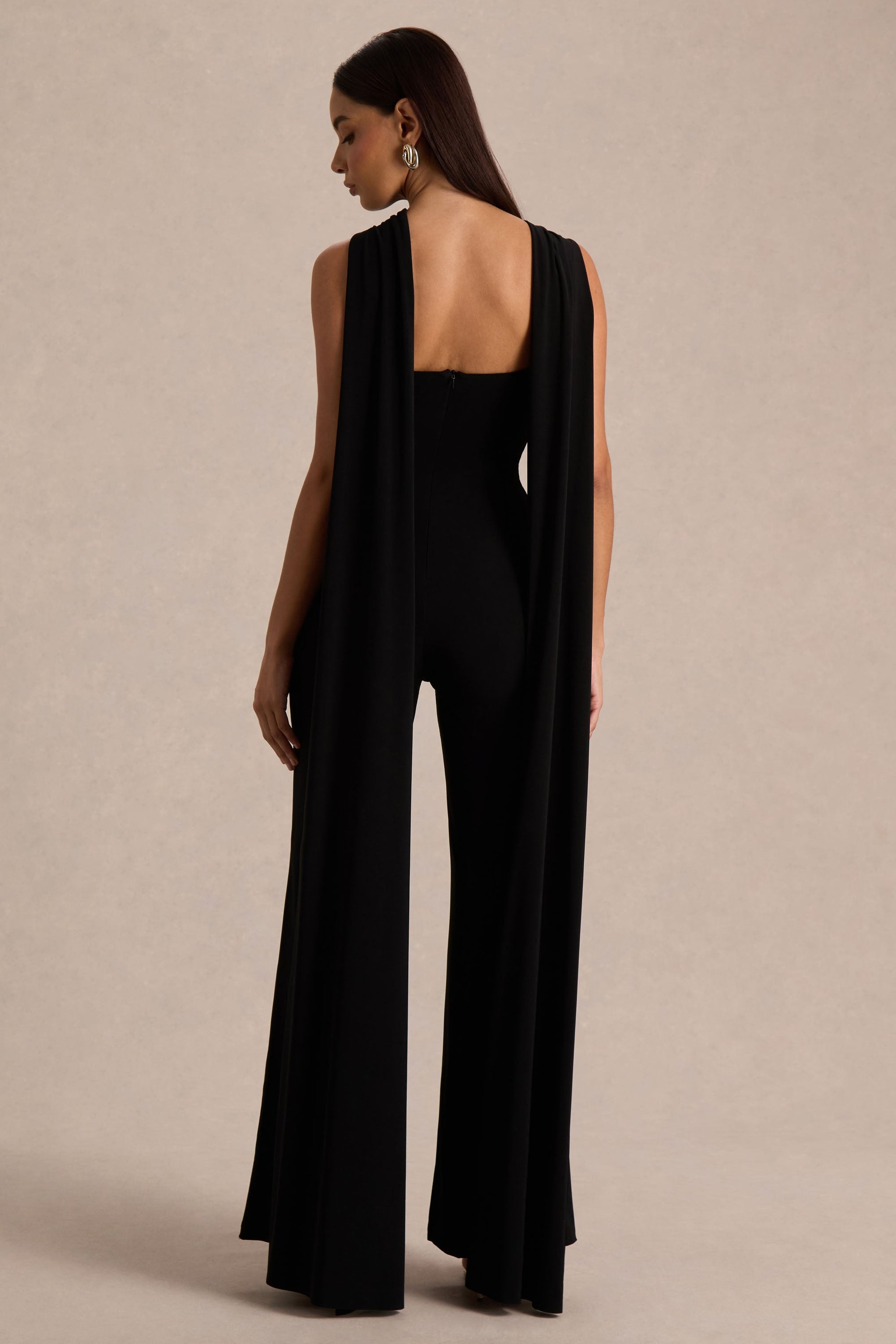 Mindy | Svart byxdress med halterneck och capeärm