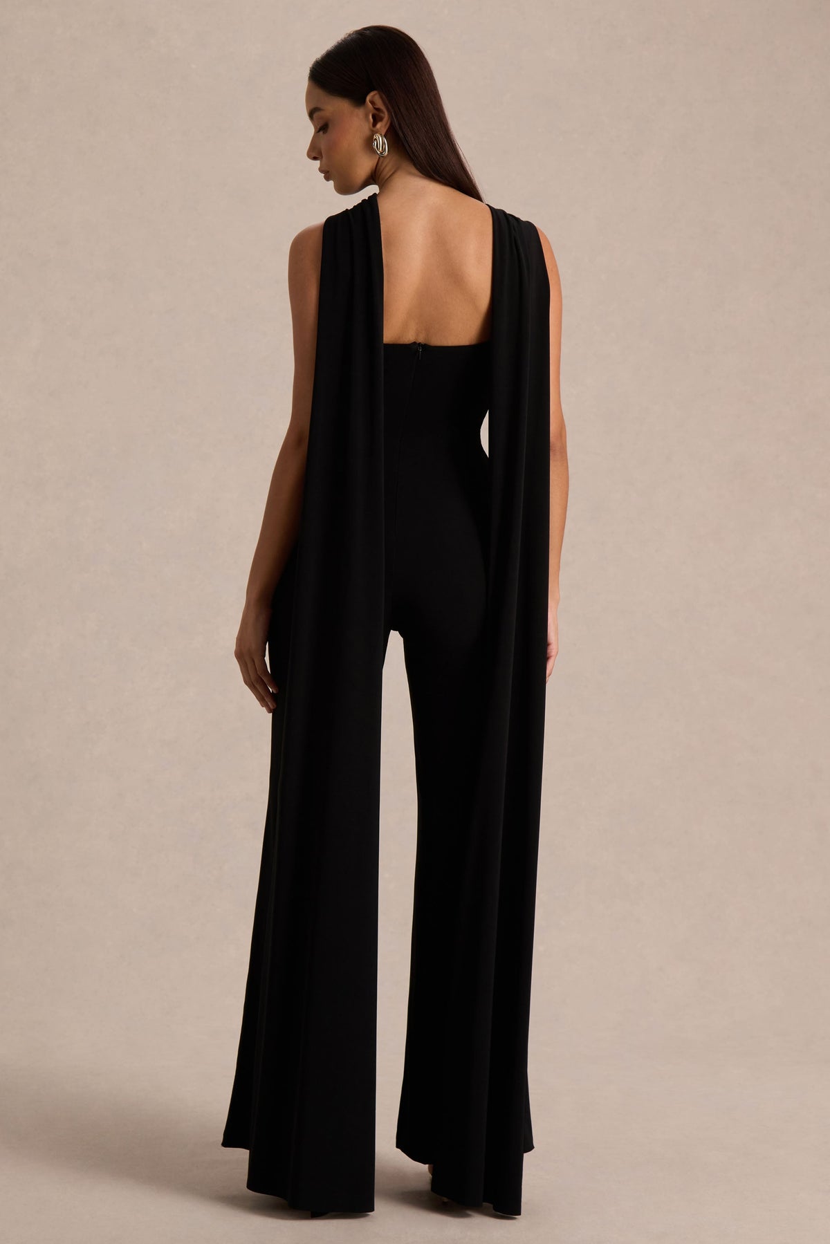 Mindy | Svart byxdress med halterneck och capeärm