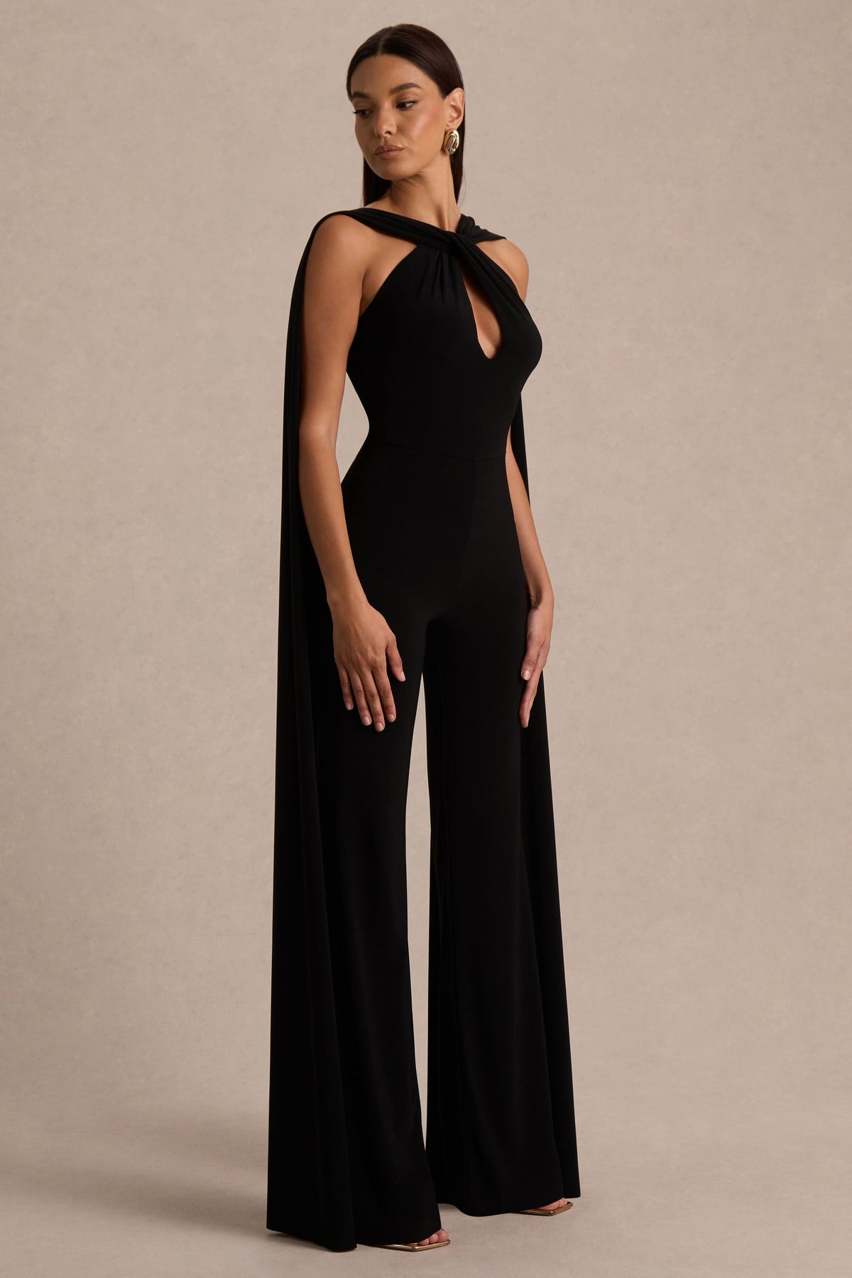 Mindy | Svart byxdress med halterneck och capeärm