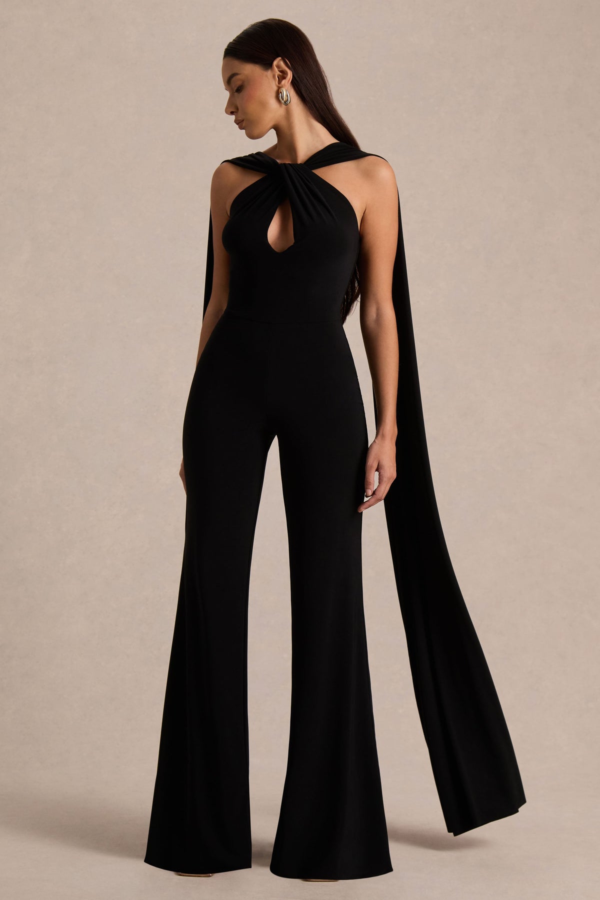 Mindy | Svart byxdress med halterneck och capeärm