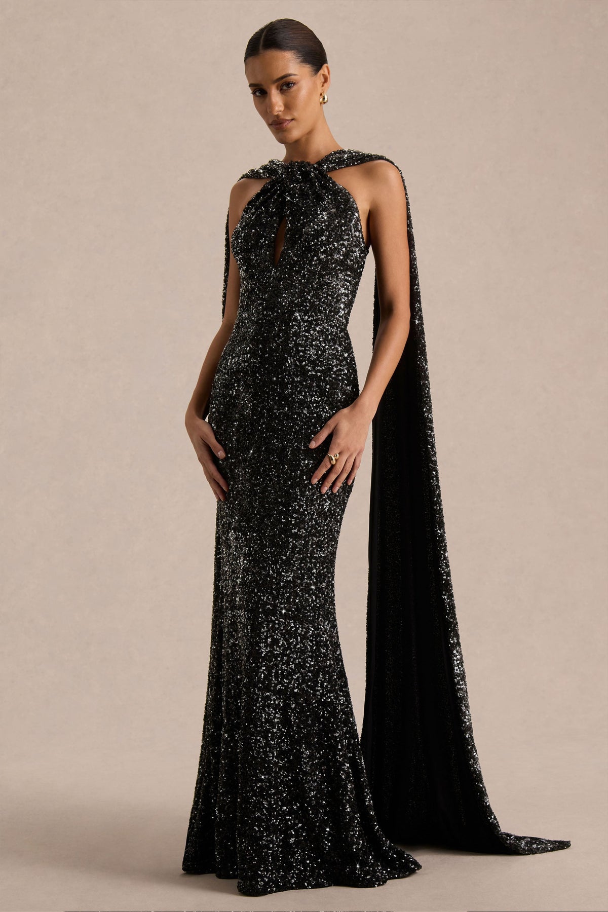 Renelle | Svart paljettklänning med halterhals och cape