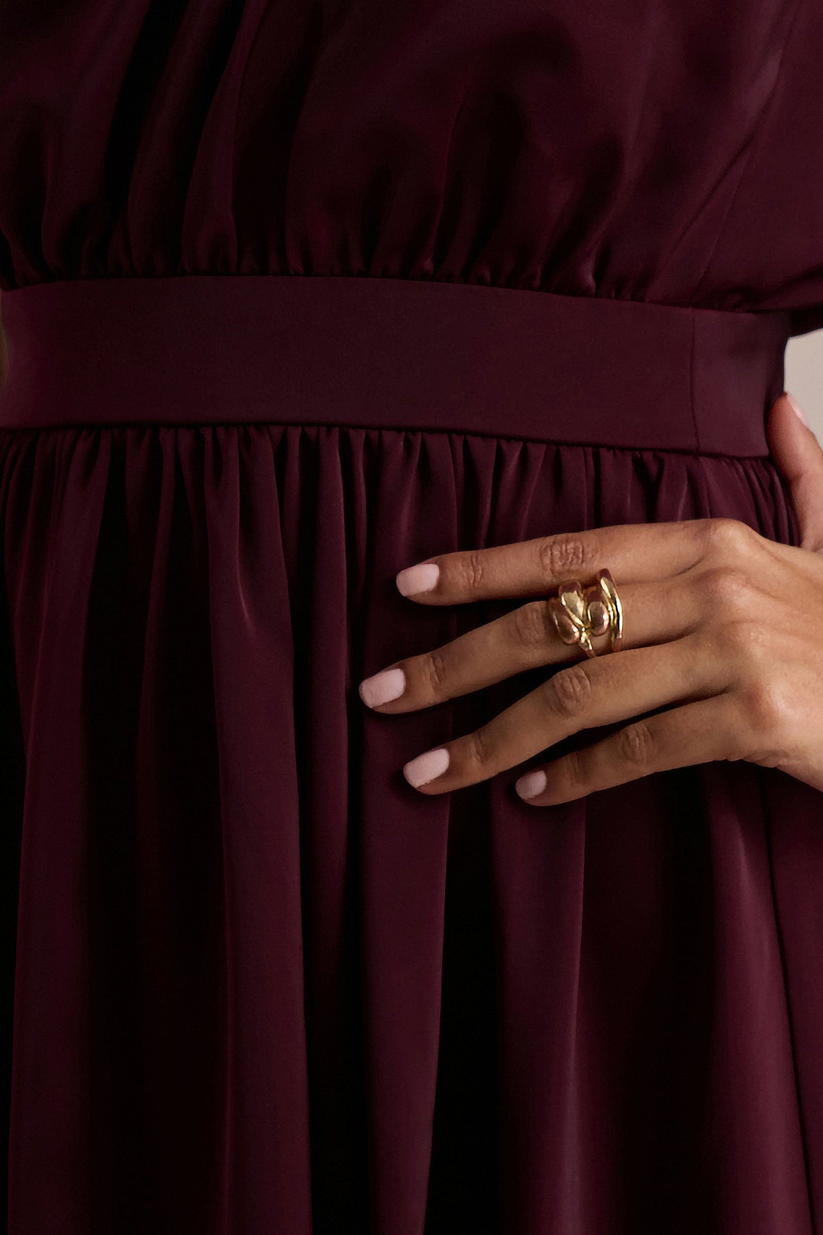 Caluna | Burgundy enaxlad midiklänning i satin med sjaldetalj