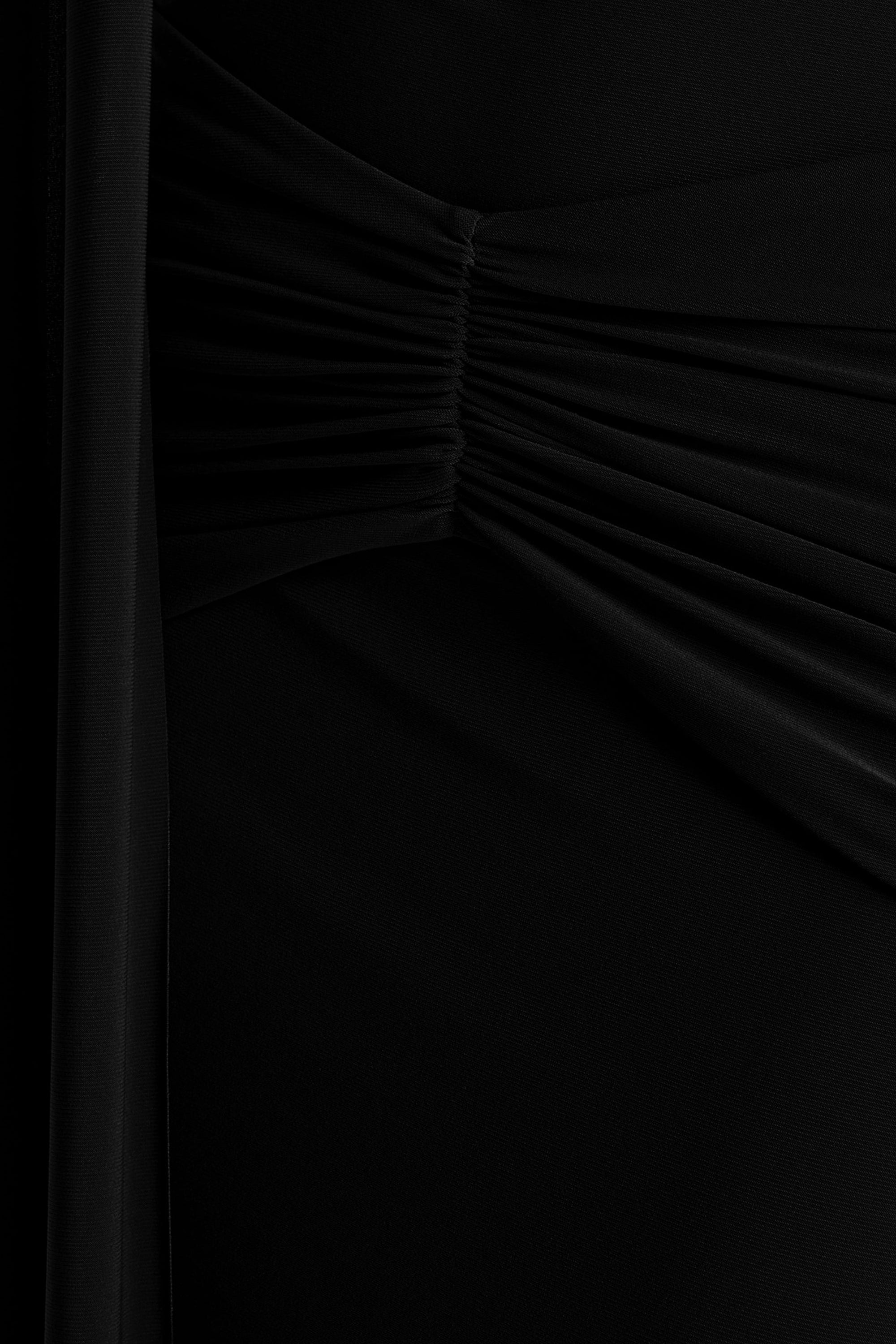 Hyla | Svart långklänning med halterneck och rynkade detaljer över höften