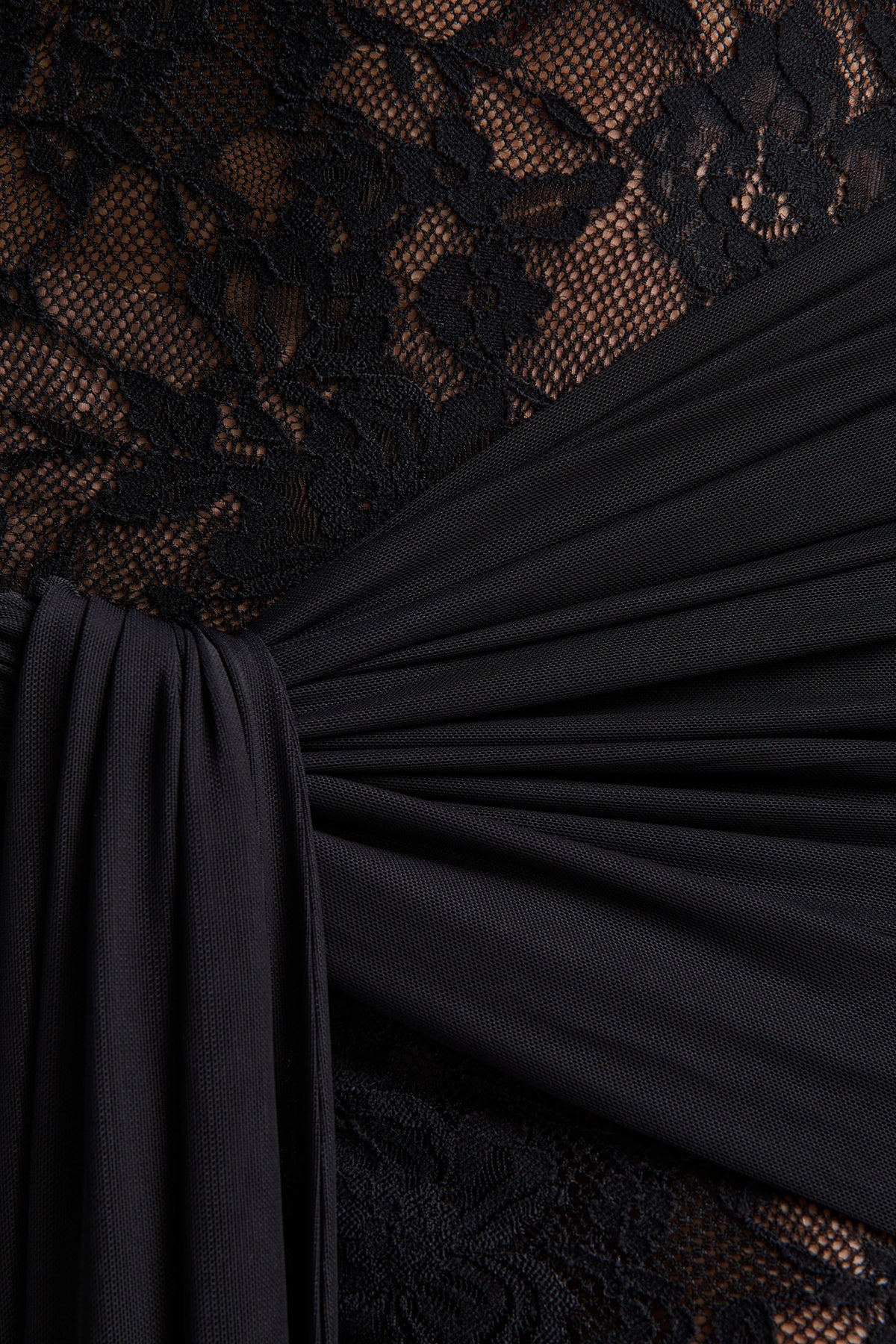 Akira | Svart långklänning i spets med draperad detalj över höften