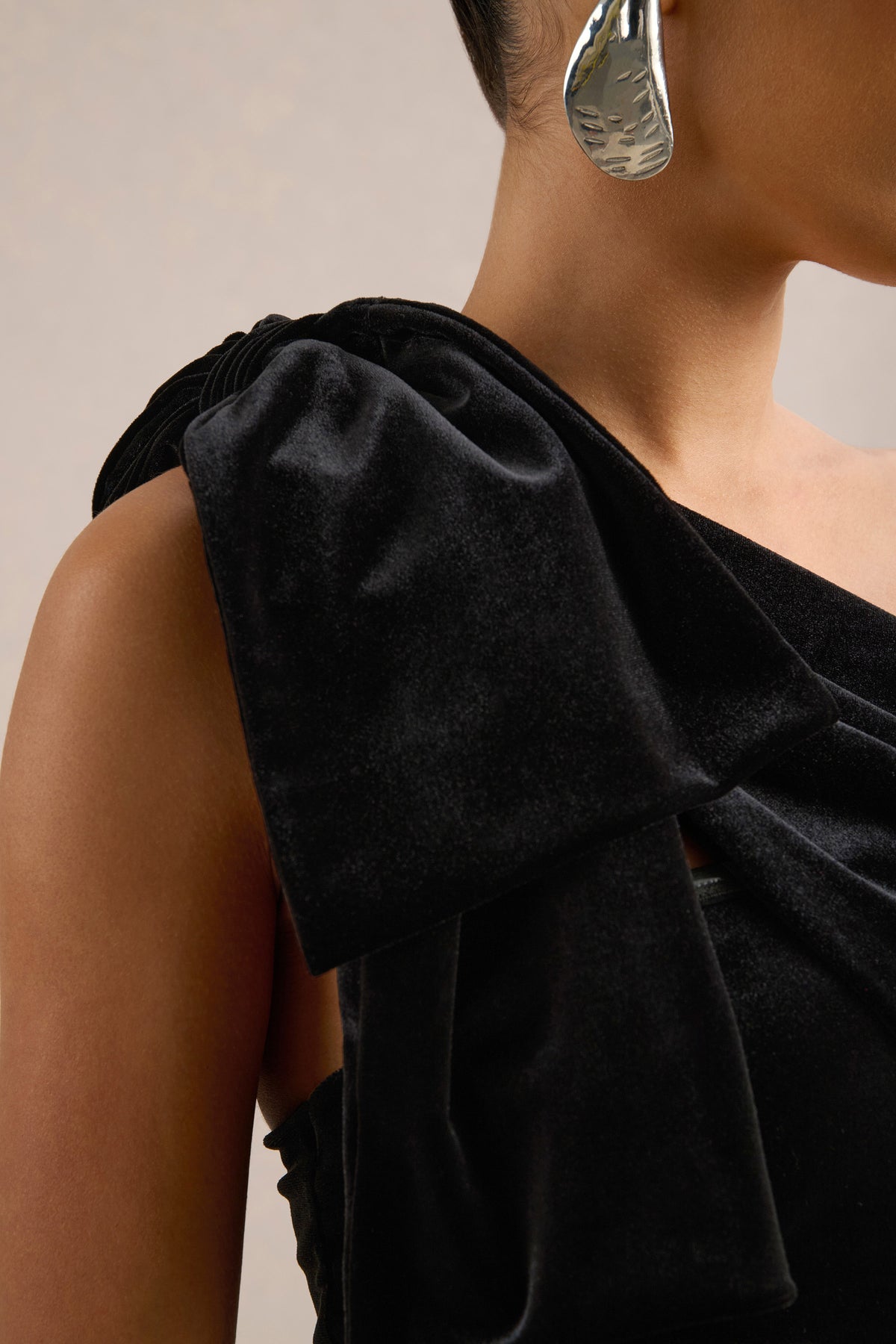ECM_HR_CL138732001 - Zephira _ Black Velvet Asymmetric-Neck Maxi Dress With Bow Detail4.jpg