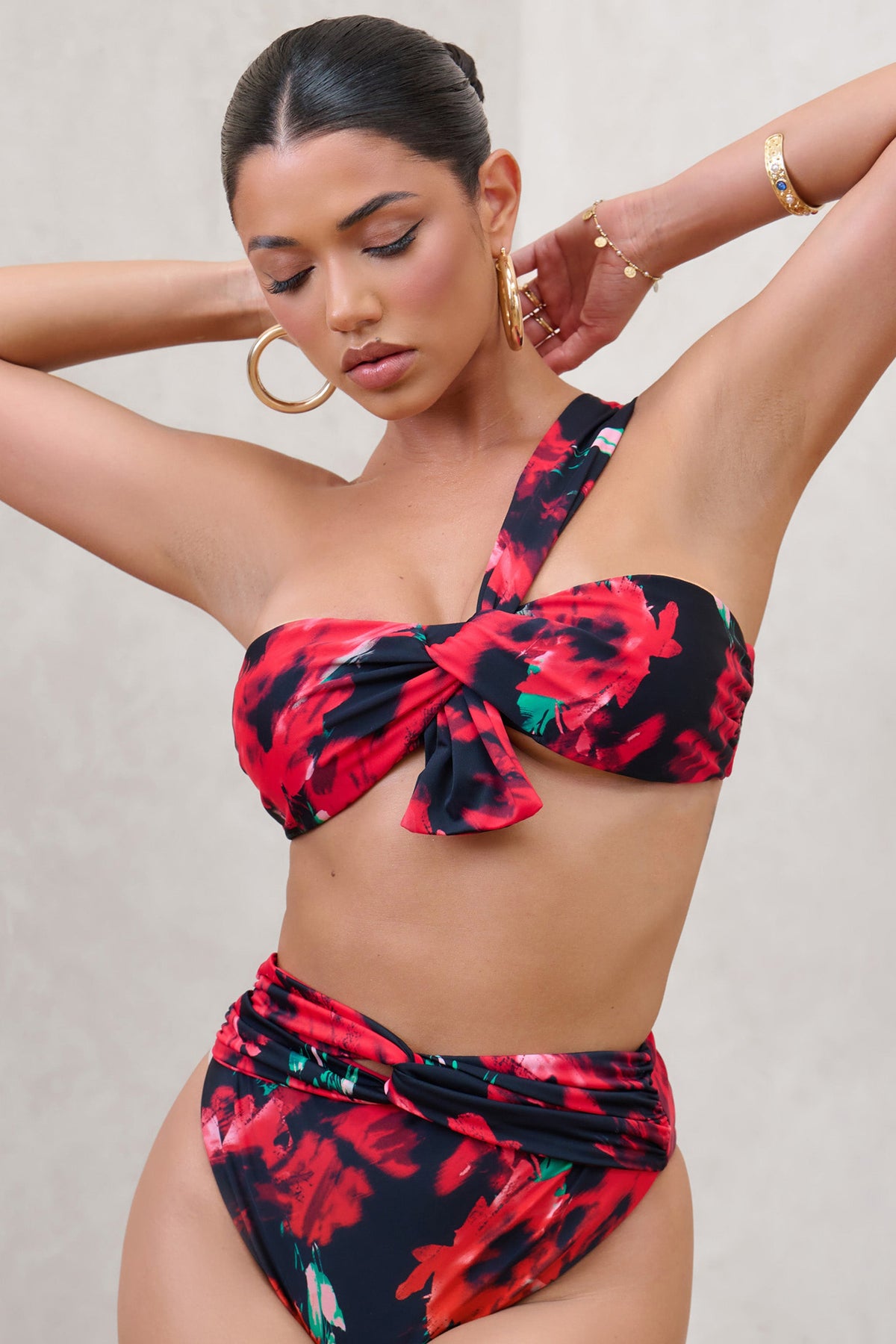 Bowline | Flerfärgad bikinitopp med enaxlad design och tvistad detalj
