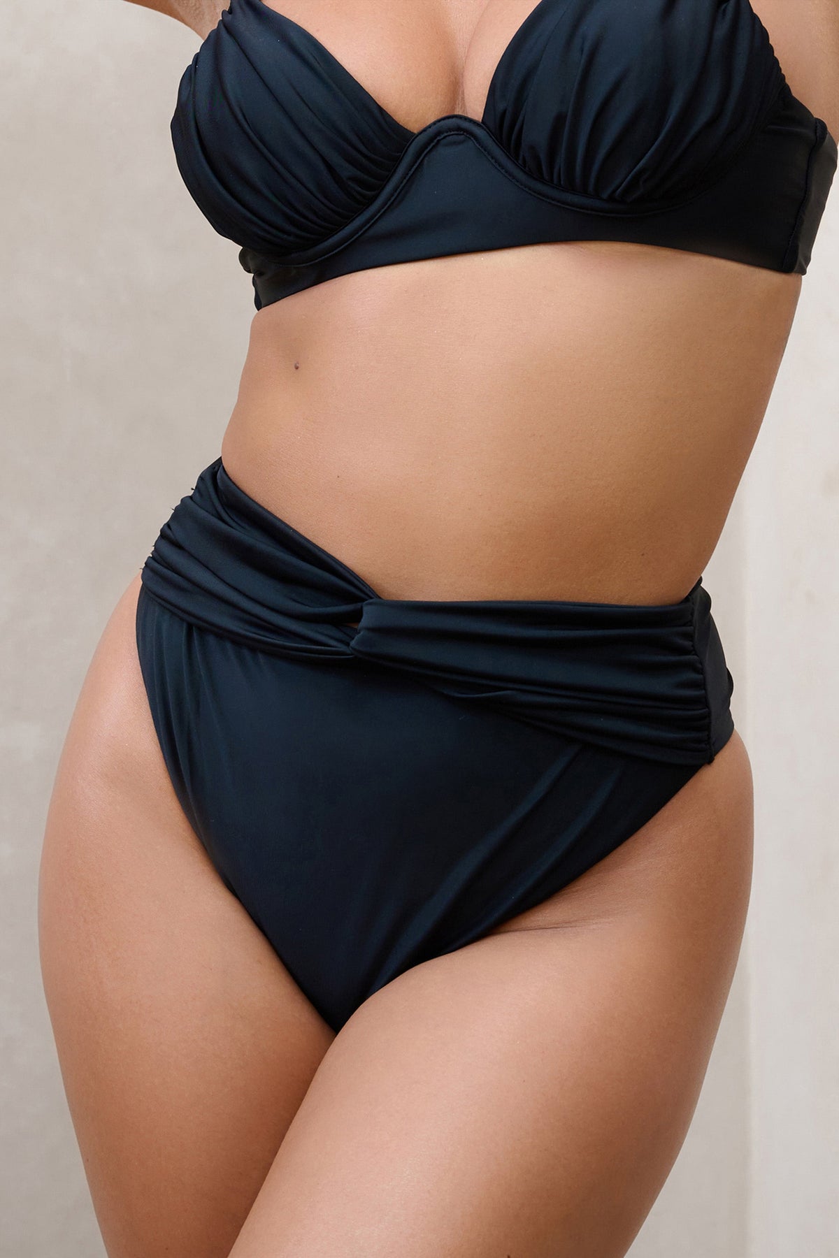 High Tide | Svart bikinitrosa med hög midja och tvistad detalj