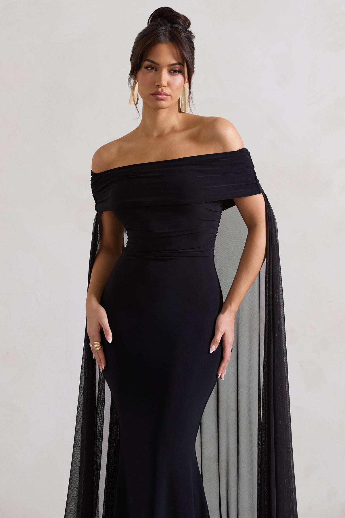 Carlotta | Svart långklänning med bardothalsringning och chiffoncape