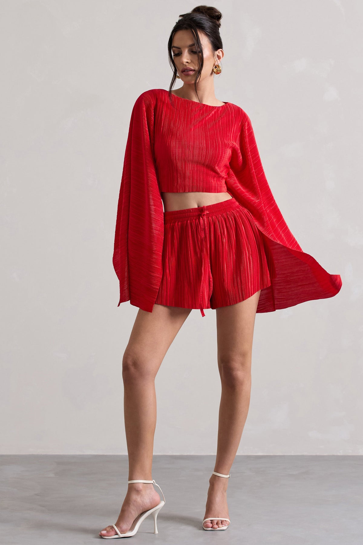 Aflame | Röda plisserade shorts i satin med knytband i midjan