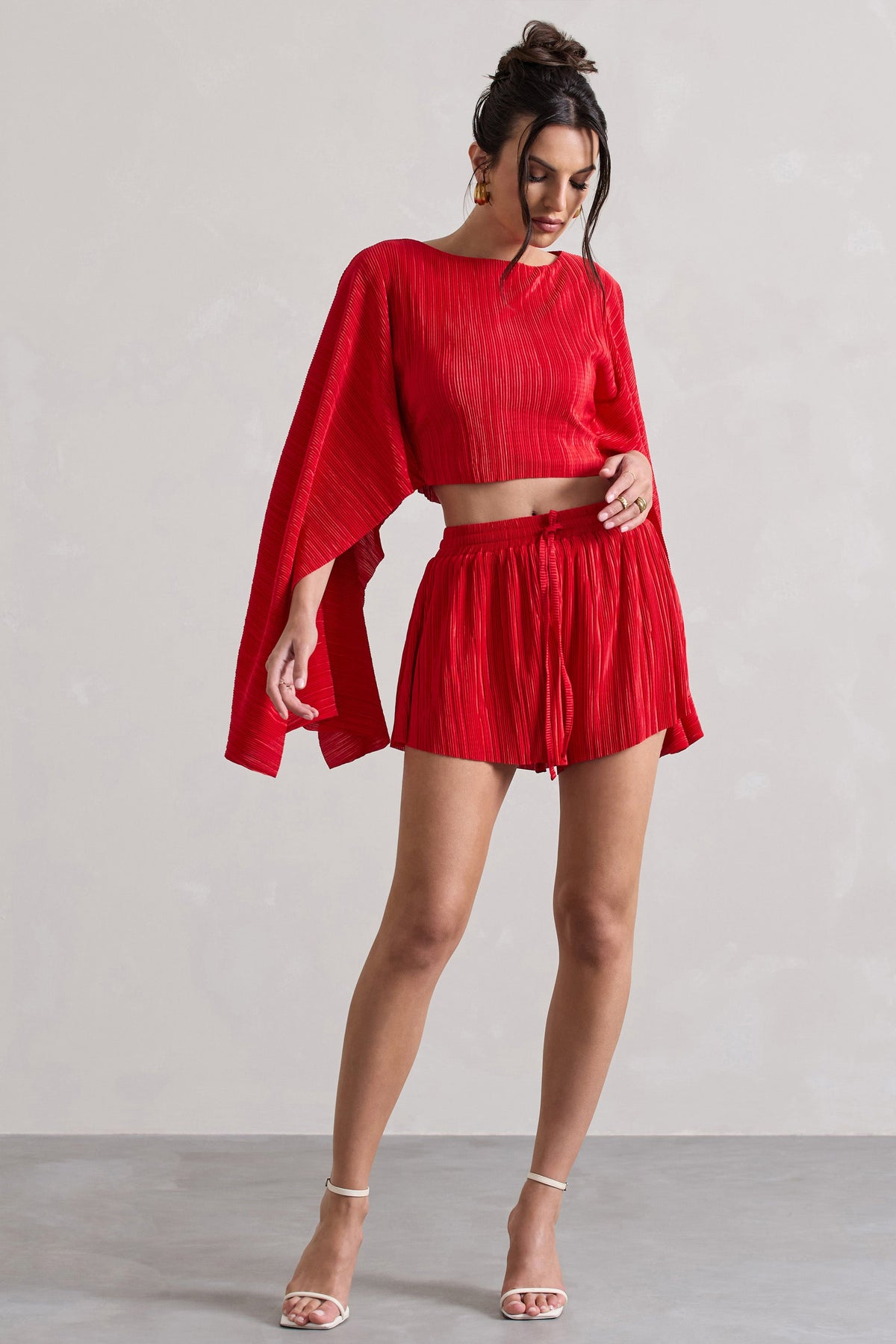 Aflame | Röda plisserade shorts i satin med knytband i midjan