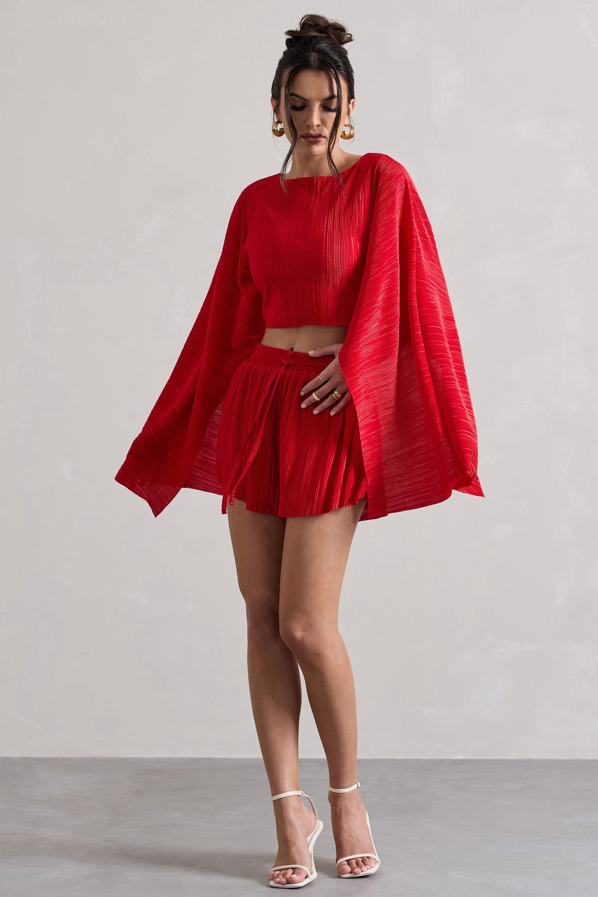 Aflame | Röda plisserade shorts i satin med knytband i midjan