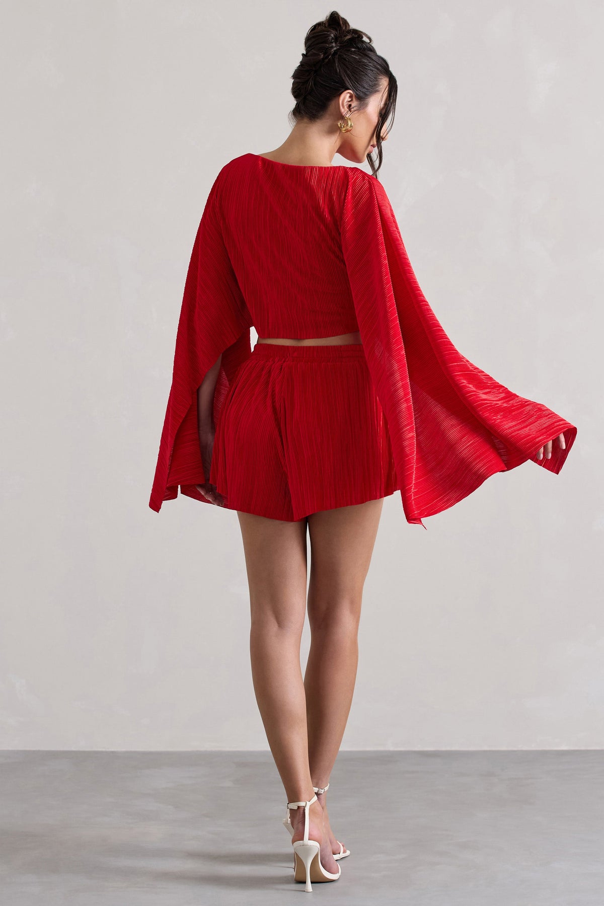 Aflame | Röda plisserade shorts i satin med knytband i midjan