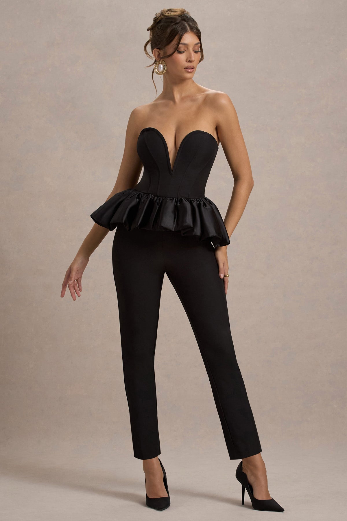 Idaho | Svart axelbandslös byxdress med hjärtformad överdell och peplum i satin