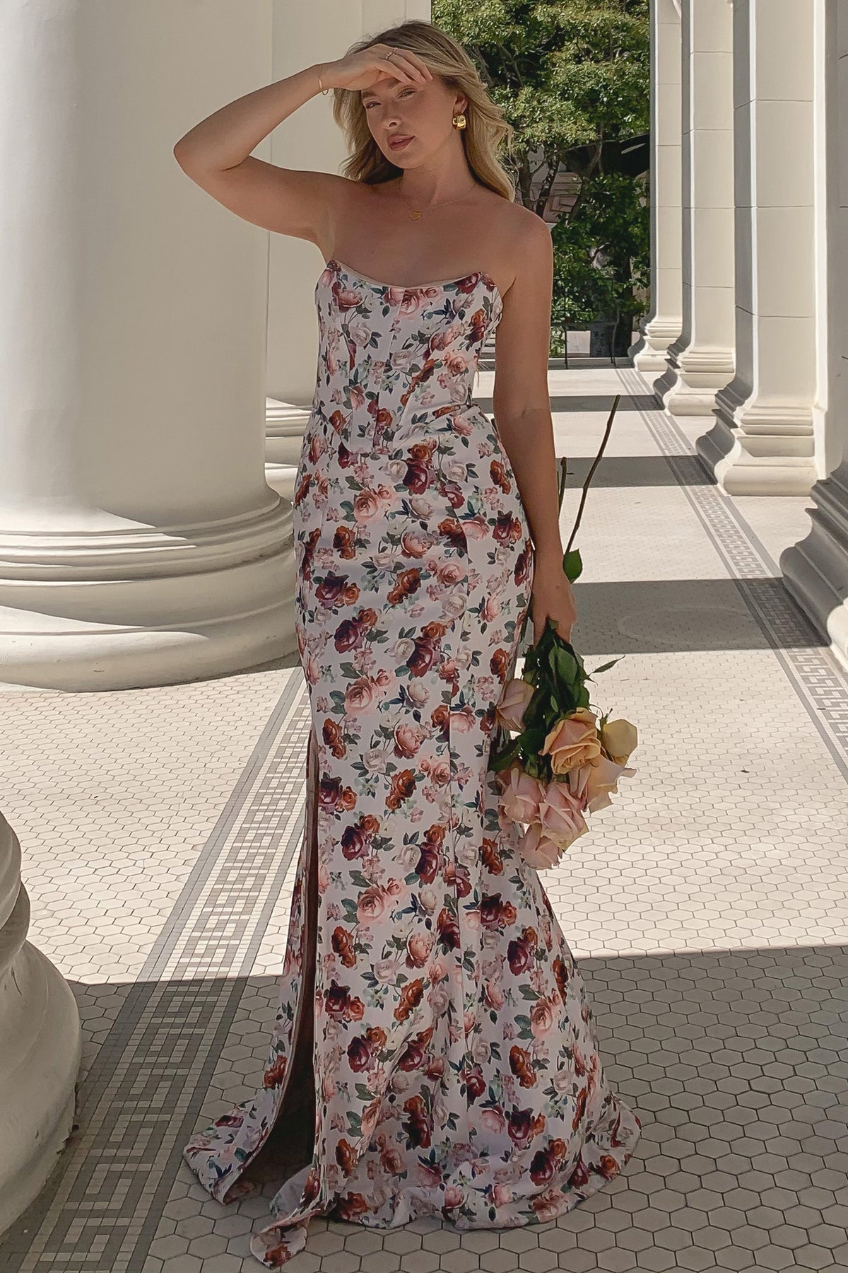 Blenheim | Vit blommig långklänning med korsettliv och slits