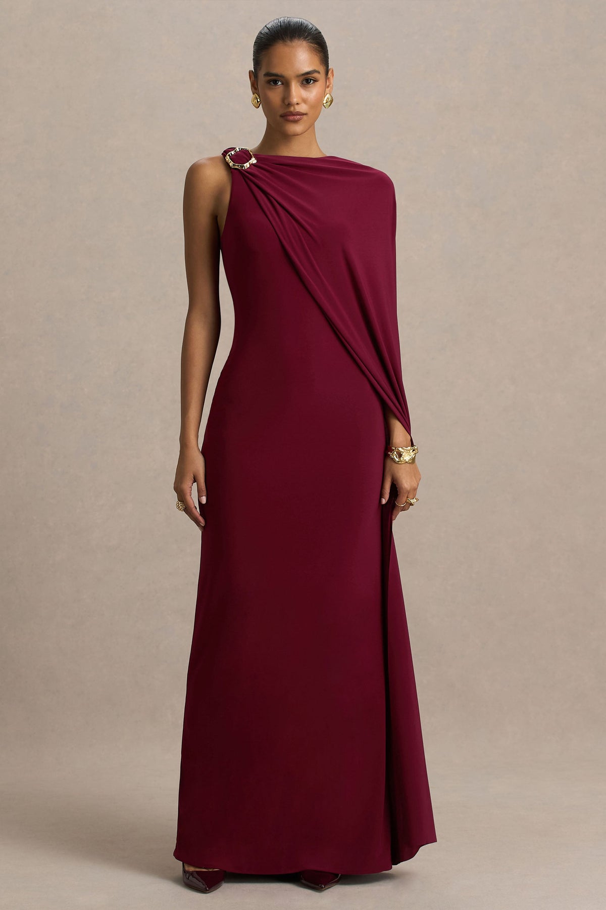 Cressida | Burgundy långklänning med asymmetrisk halsringning och cape