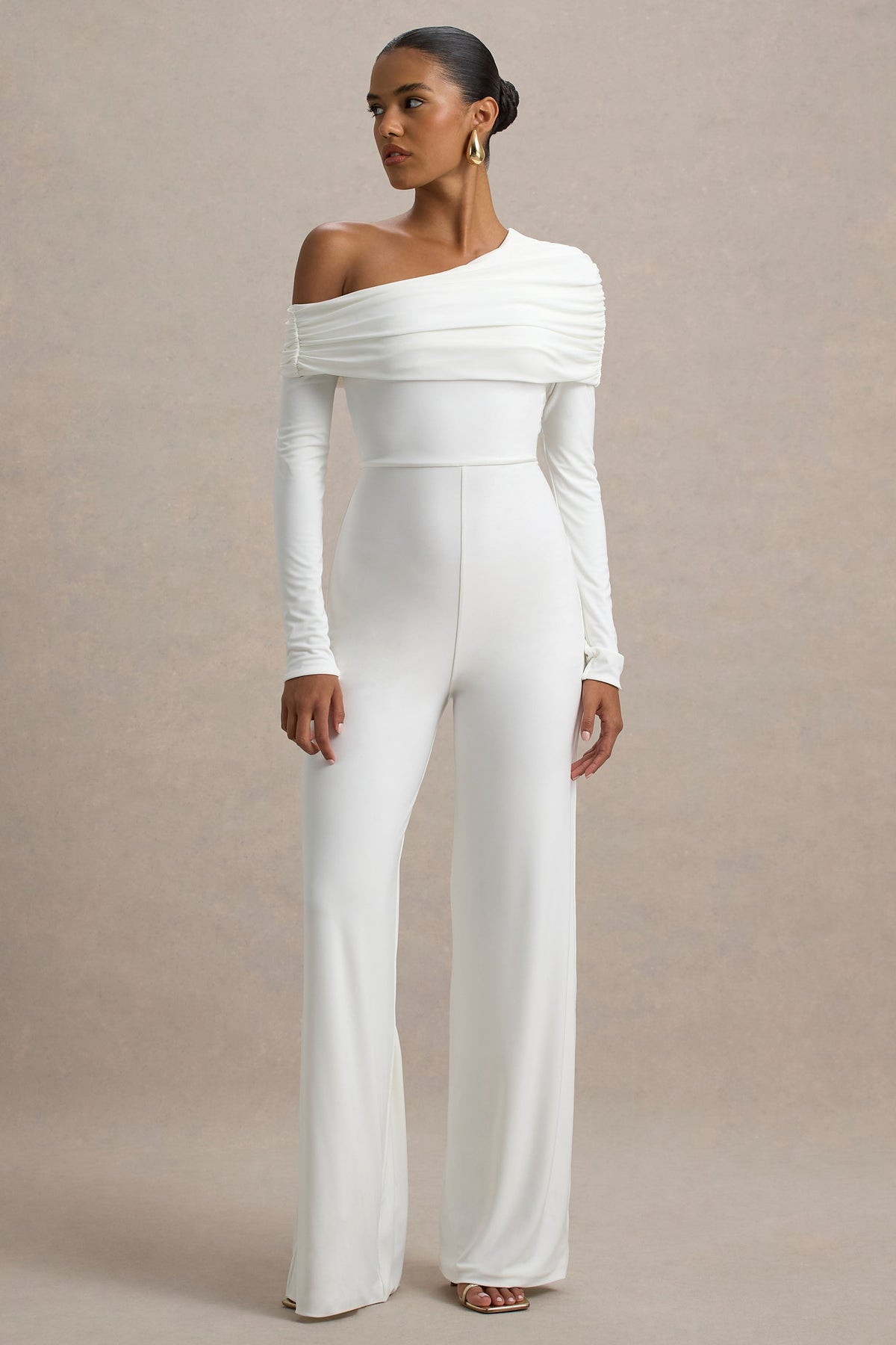Gracious | Vit byxdress med asymmetrisk bardothalsringning och vida ben
