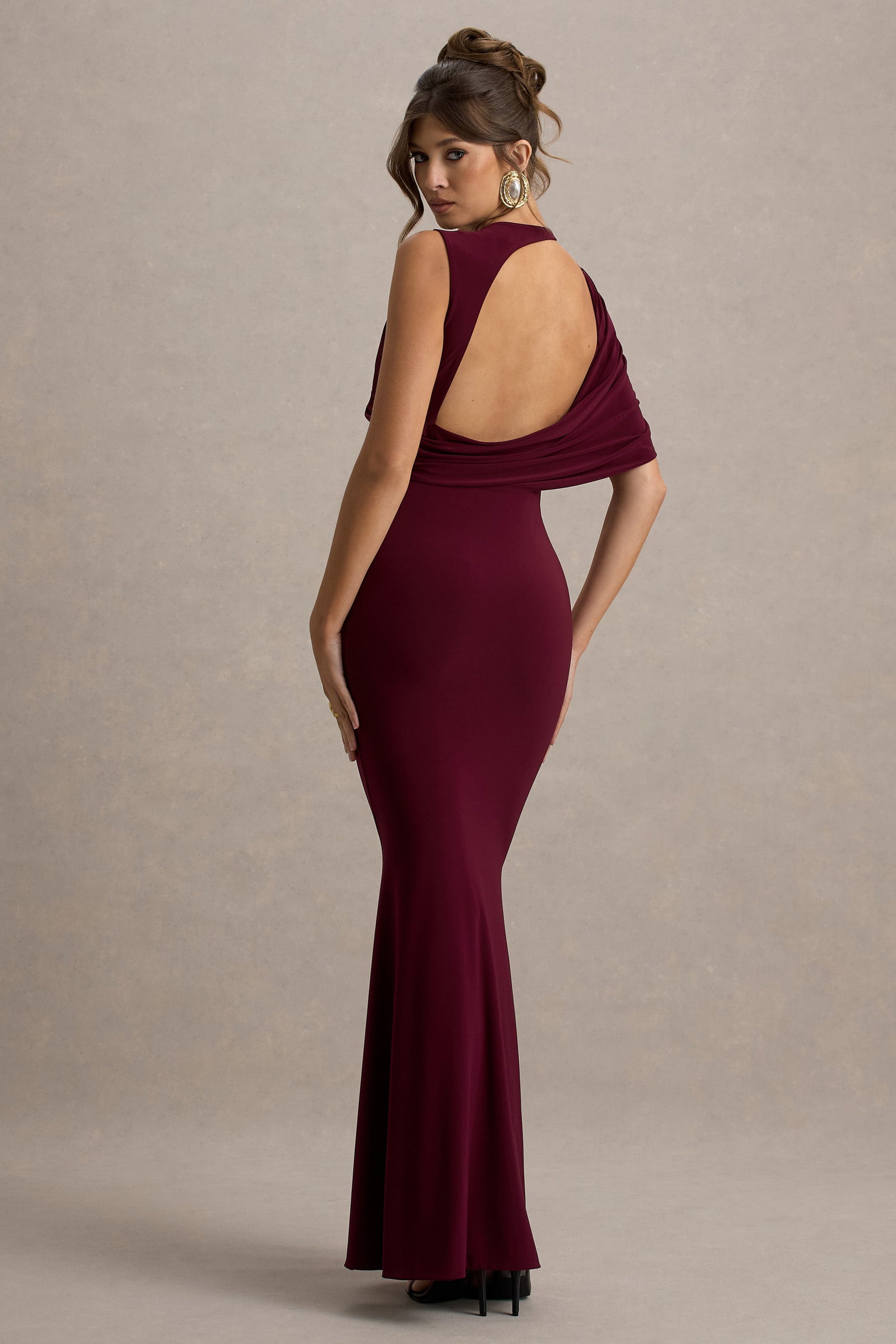 Rae | Burgundy långklänning med enarmad design och capeärm