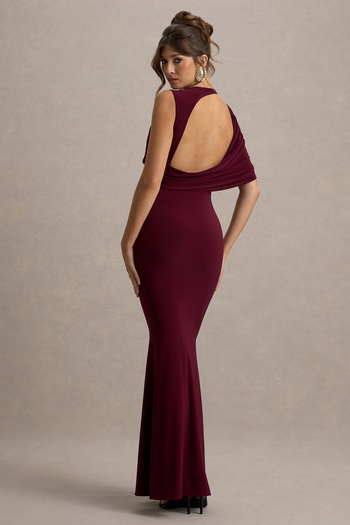 Rae | Burgundy långklänning med enarmad design och capeärm