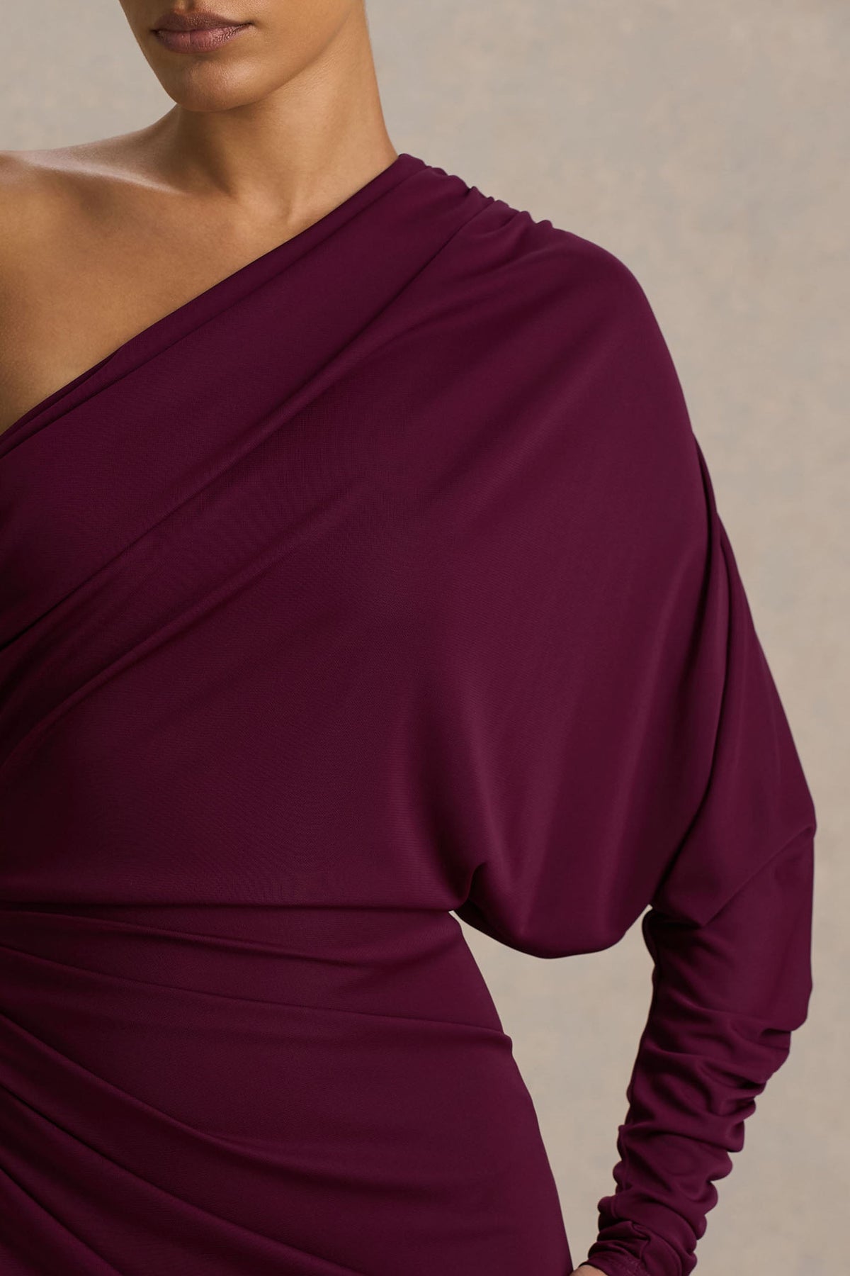 Lola | Burgundy enaxlad långklänning med slits