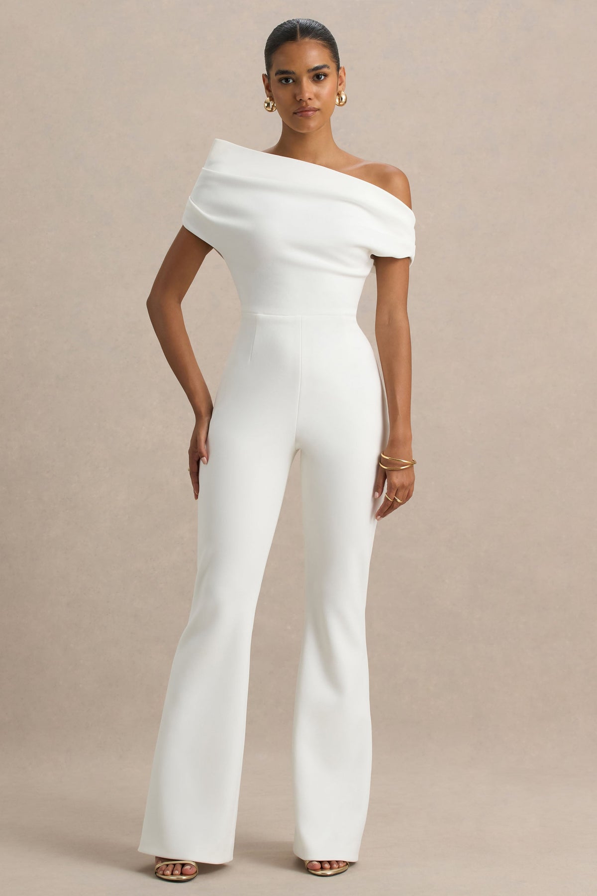 Alexandra | Vit byxdress med asymmetrisk halsringning
