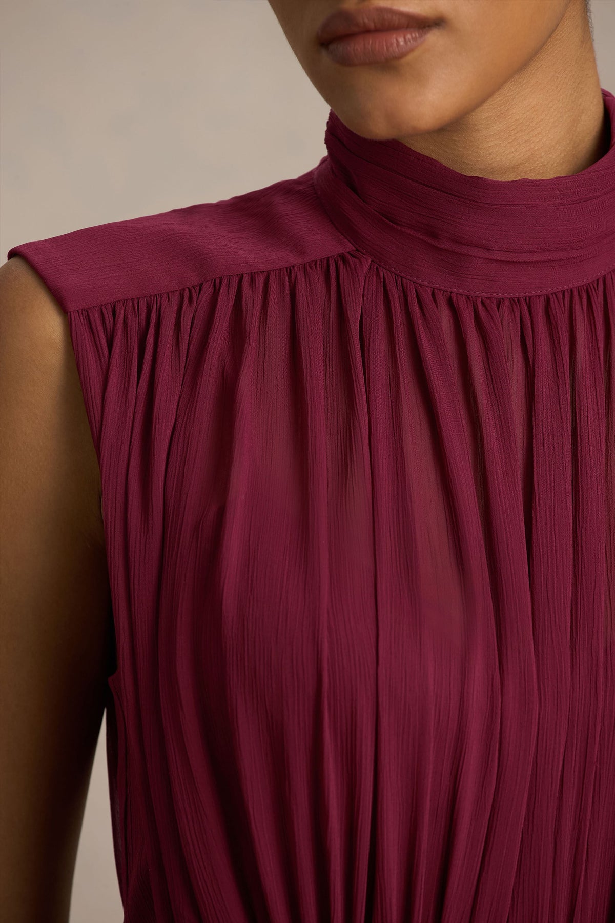Melanina | Burgundy långklänning med rynkade detaljer