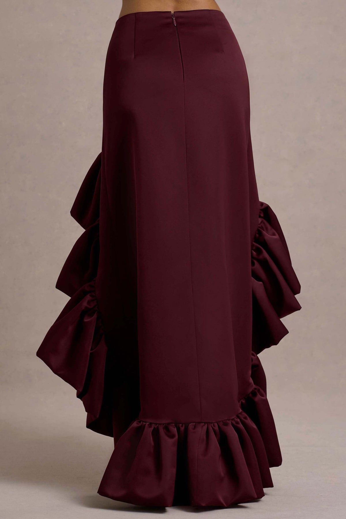 Ruby | Burgundy långkjol i satin med high-low fåll