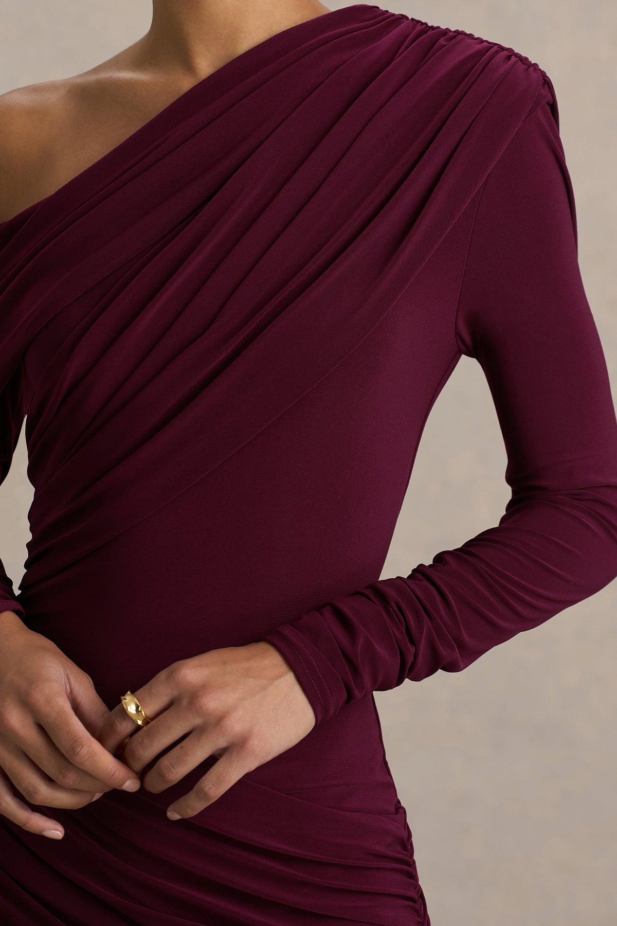 Perrie | Burgundy långklänning med asymmetrisk halsringning och rynkade detaljer