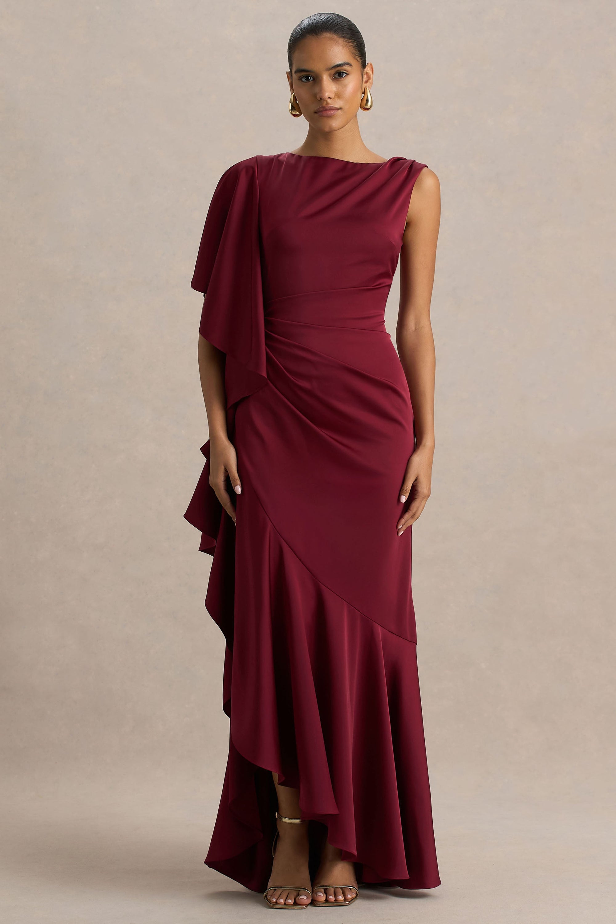 Rosy | Burgundy långklänning med båthalsringning och asymmetrisk design