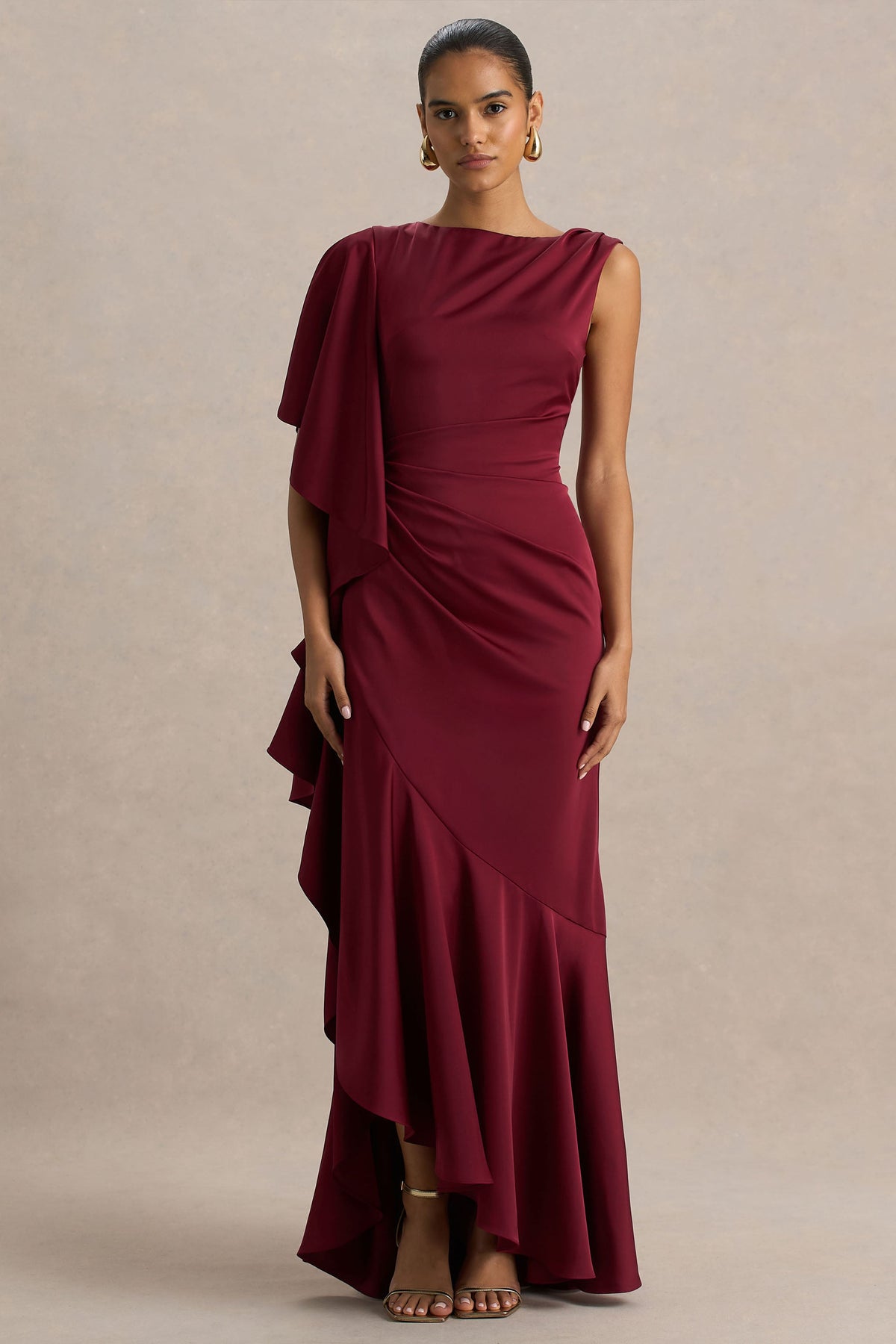 Rosy | Burgundy långklänning med båthalsringning och asymmetrisk design