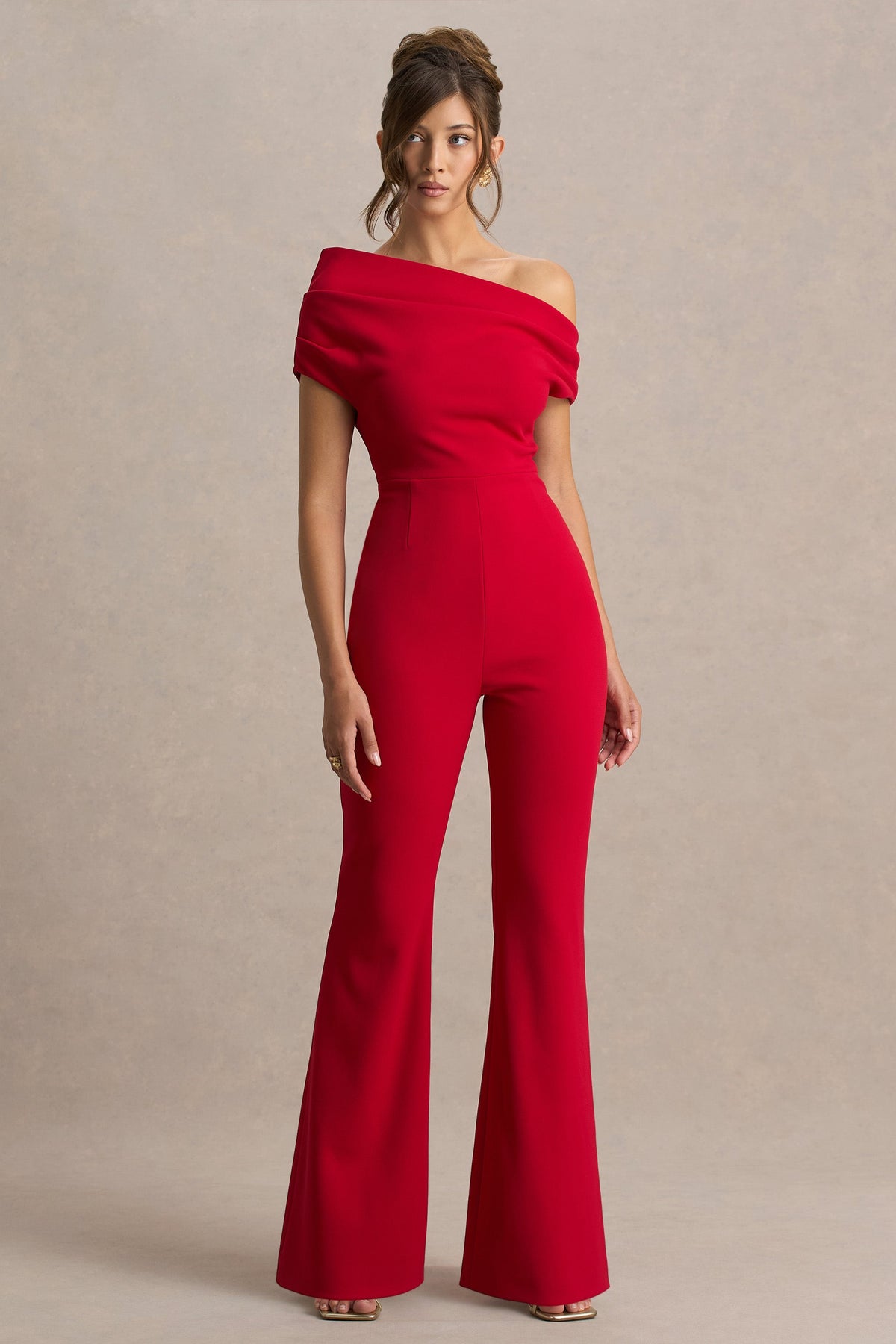 Alexandra | Röd byxdress med asymmetrisk halsringning
