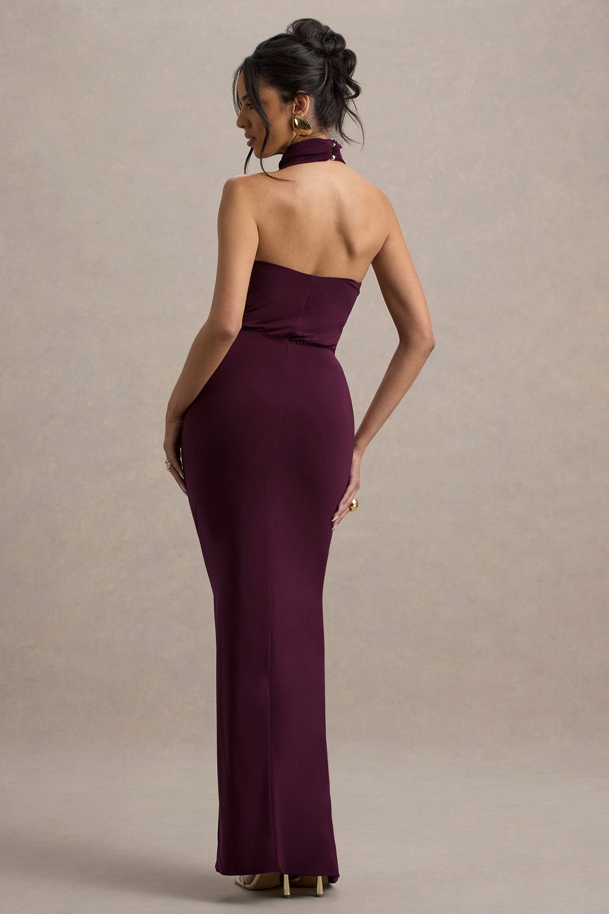 Hayden | Burgundy långklänning med halterneck och slits